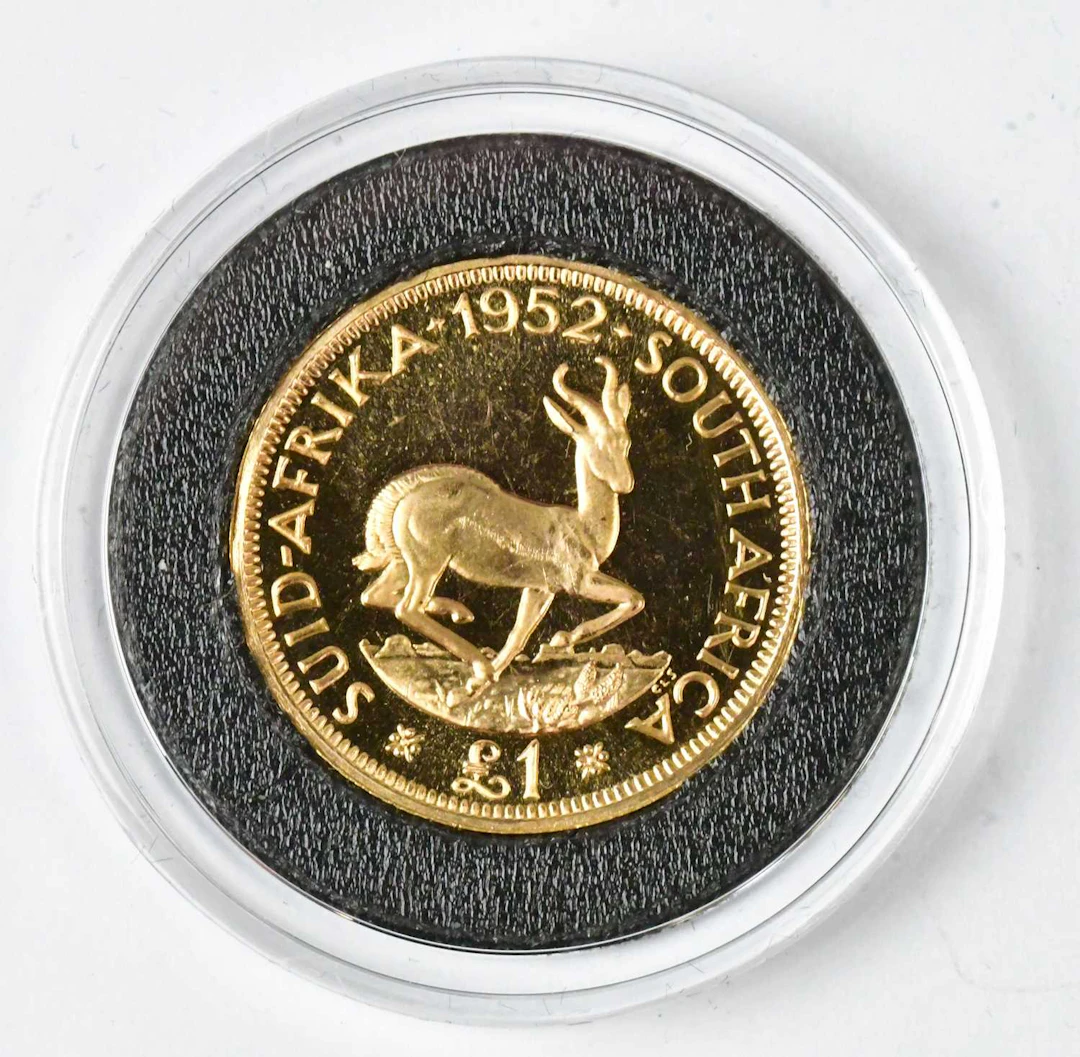 LONDON MINT OFFICE; a George VI 22ct gold South Africa £1...