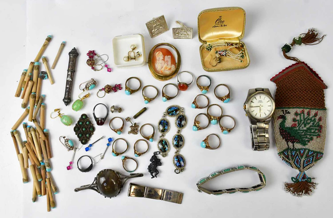 A quantity of jewellery