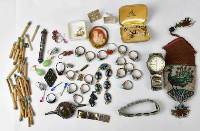 A quantity of jewellery