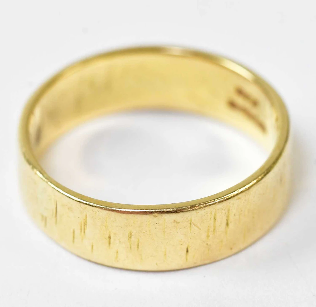 An 18ct yellow gold textured wedding band