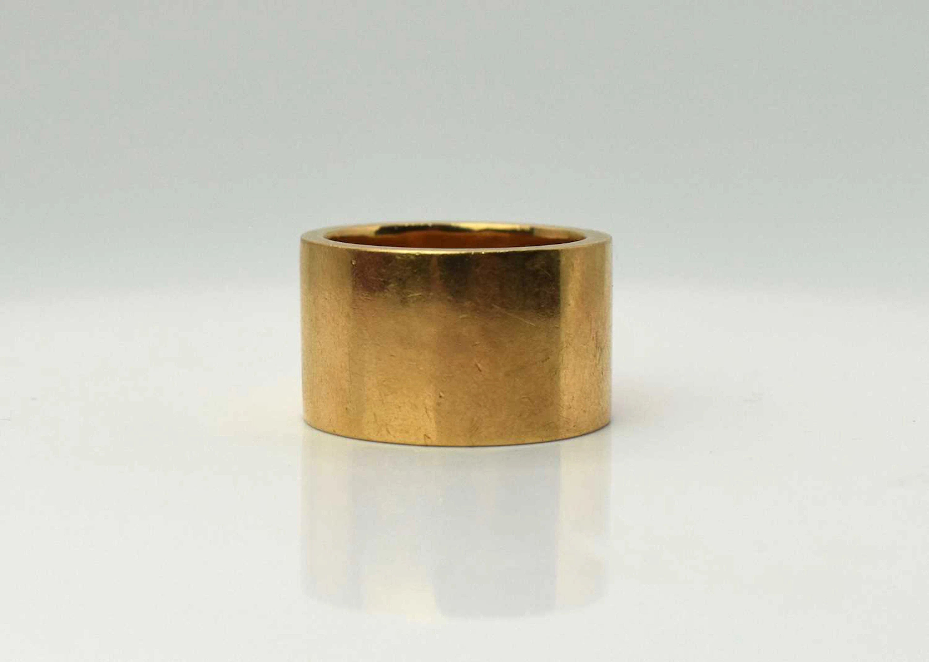 A chunky heavy 18ct yellow gold band ring