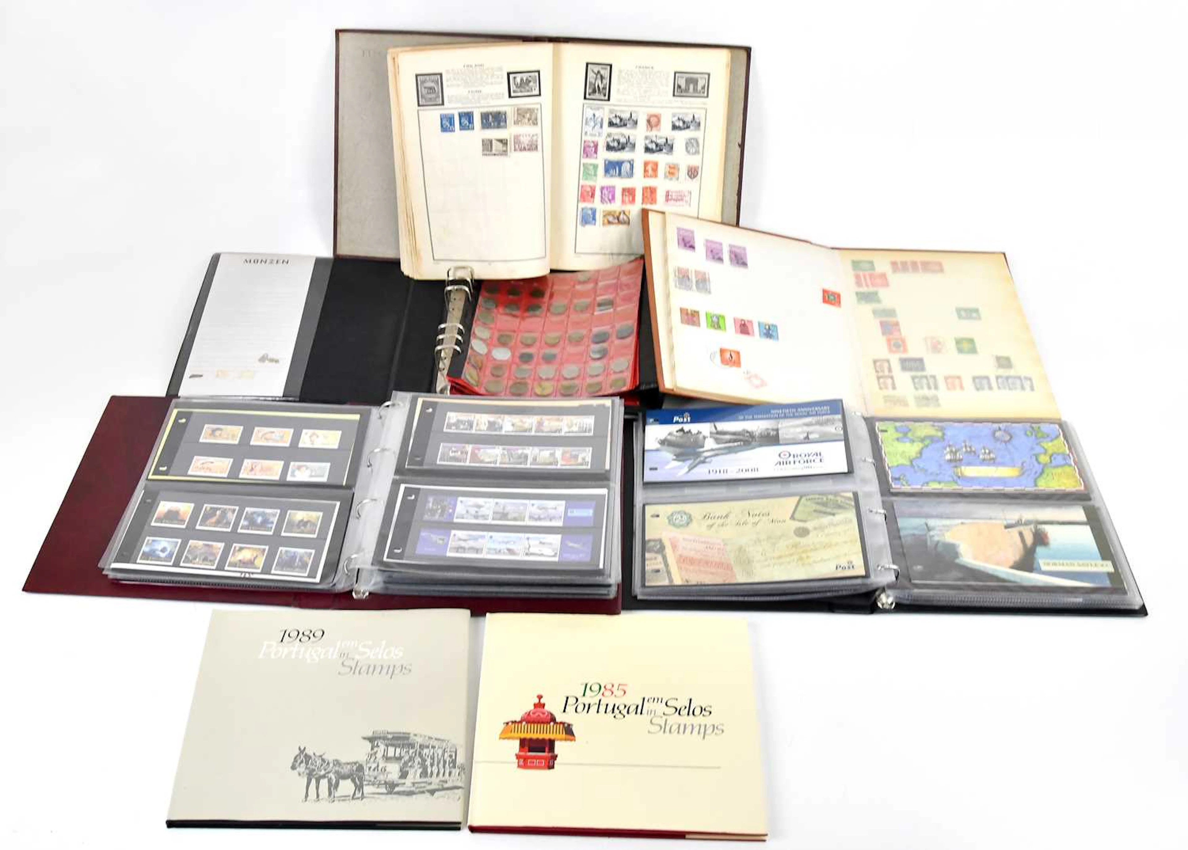 ISLE OF MAN; albums of mint sets to 2000s in albums