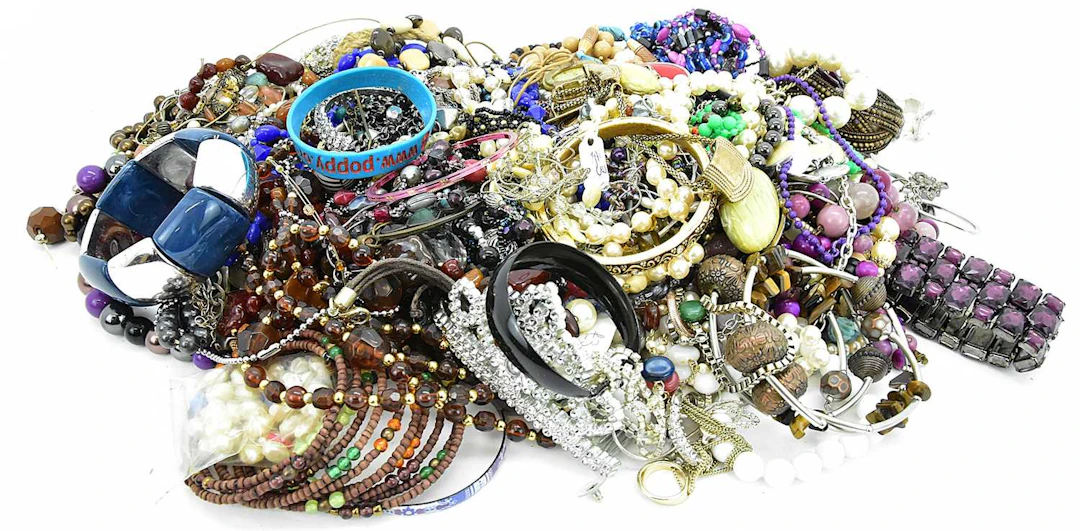 A large quantity of modern and vintage costume jewellery
