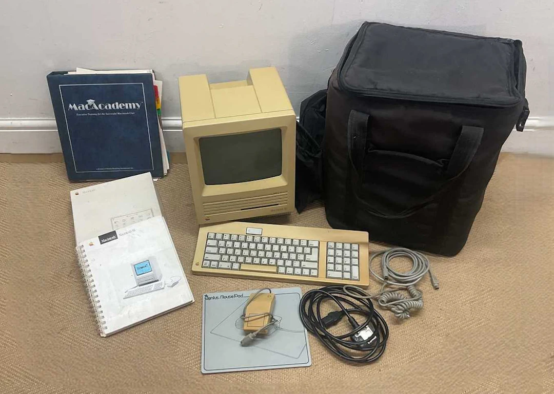 APPLE MAC; a vintage computer