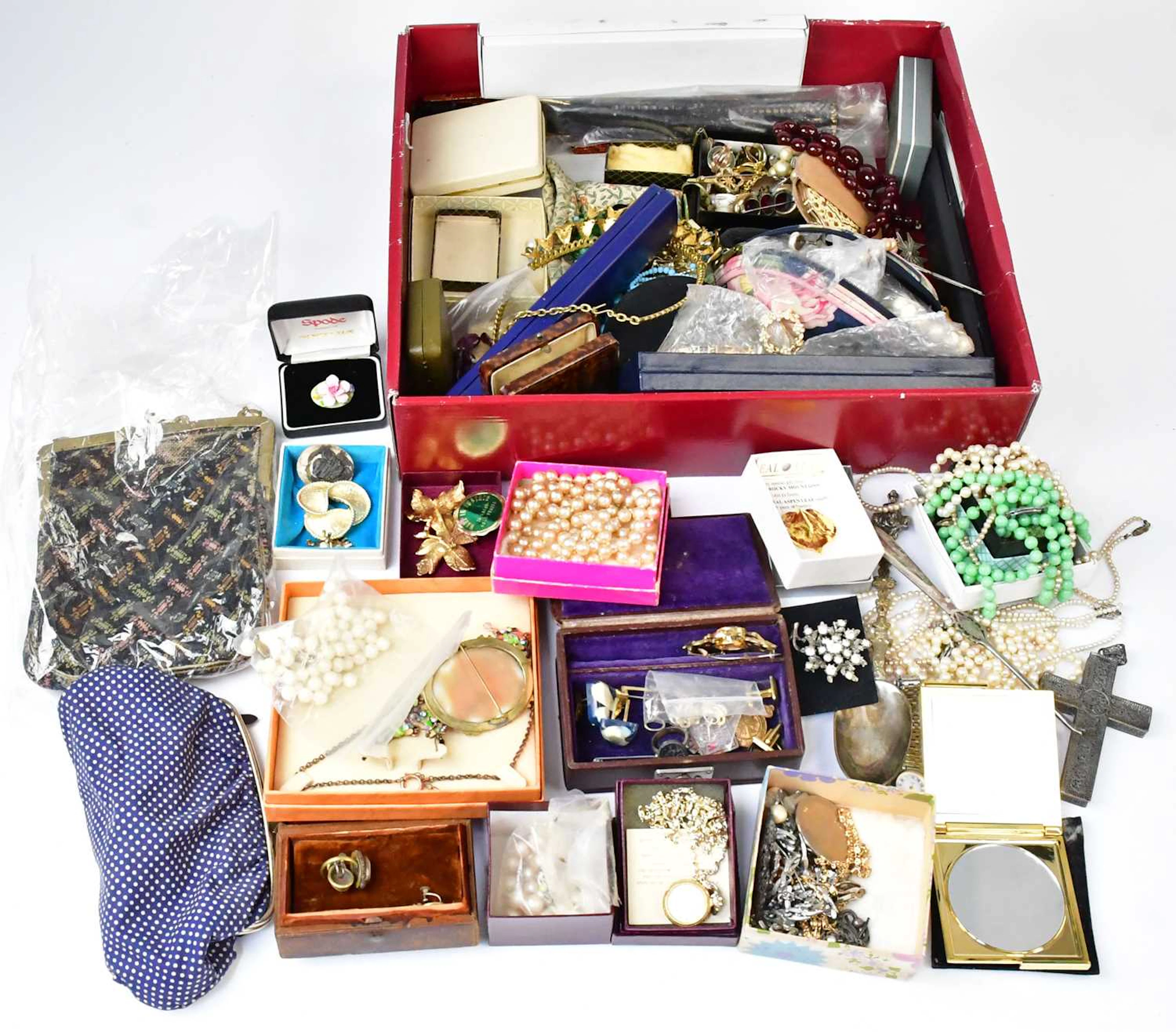 A quantity of mainly vintage costume jewellery