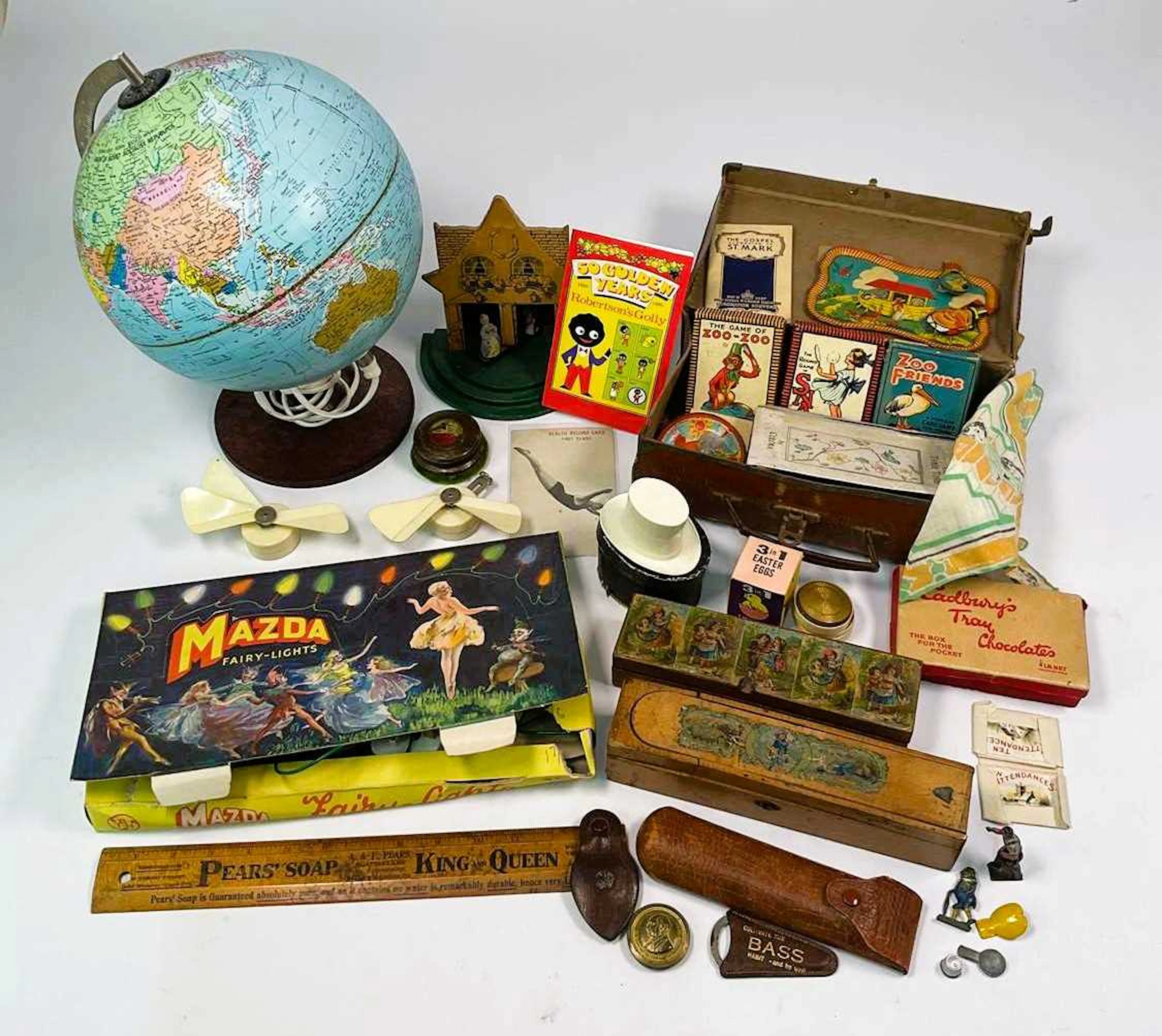 A quantity of collectors' items to include a small...