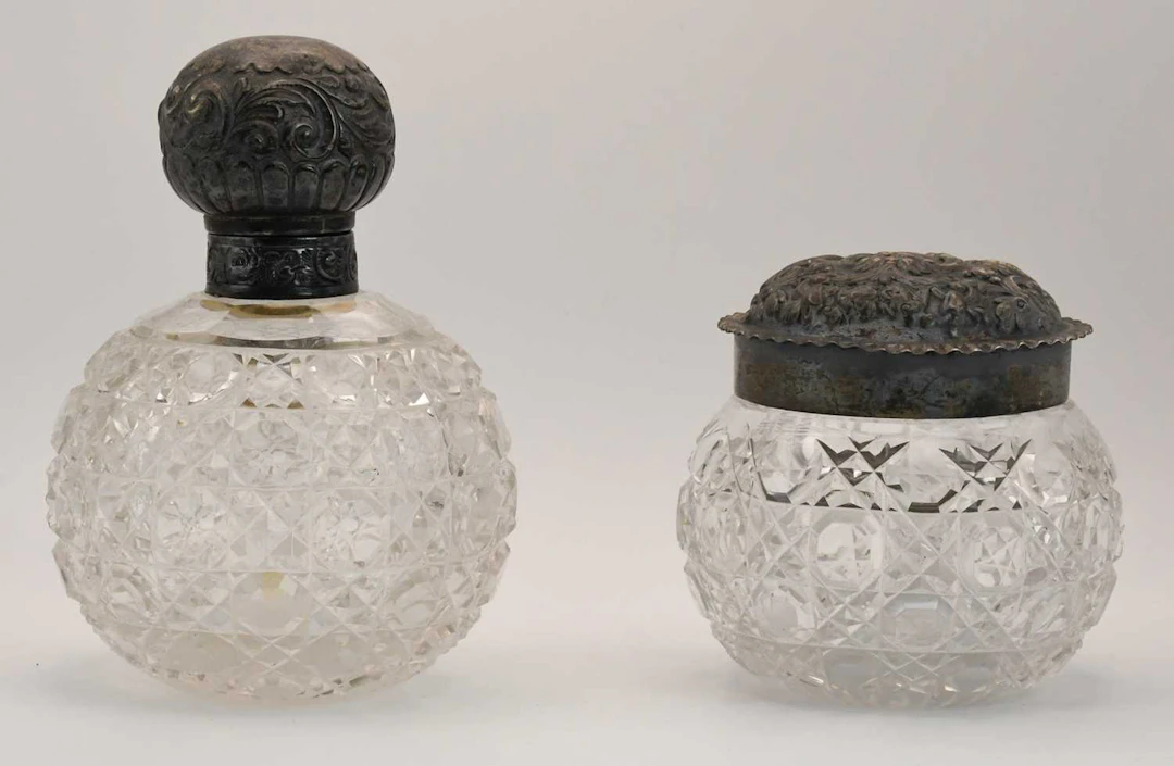 An Edward VII hallmarked silver topped cut glass dressing...