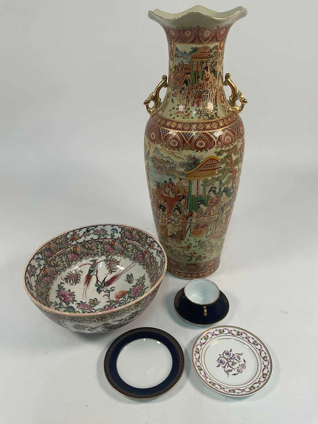 A Famille Rose bowl decorated with birds to the centre