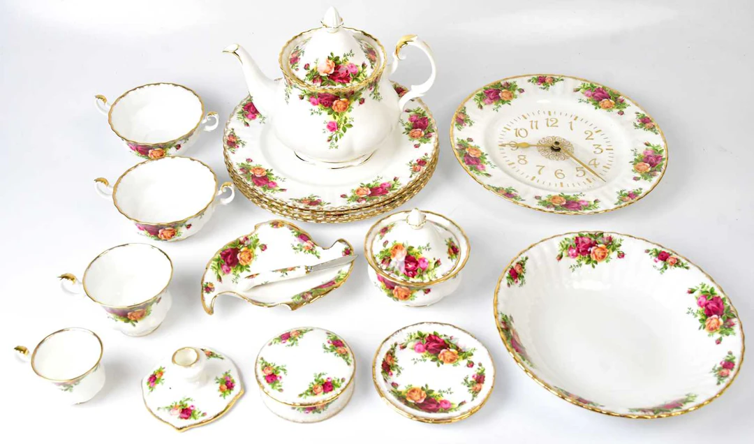 ROYAL ALBERT; an 'Old Country Roses' extensive tea