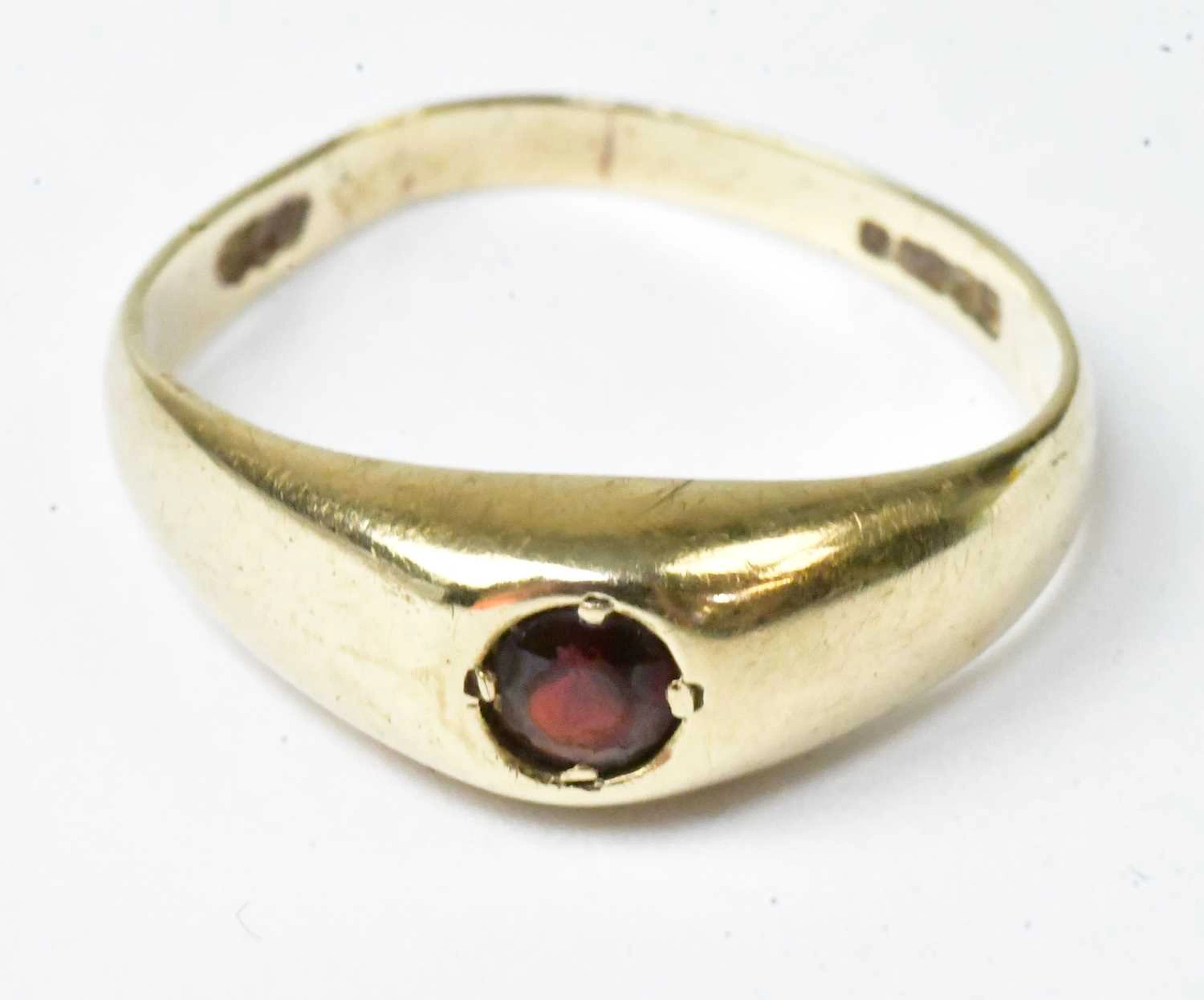 A 9ct yellow gold ring set with a garnet
