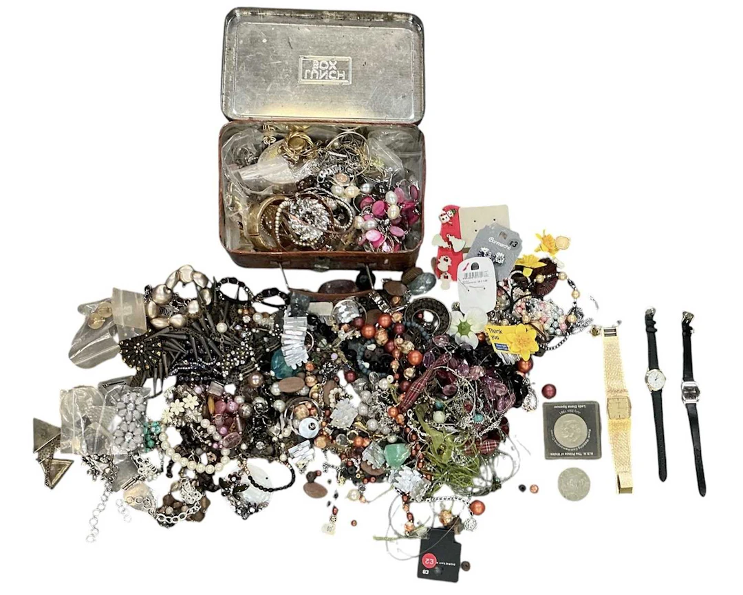 A quantity of assorted costume jewellery including beads