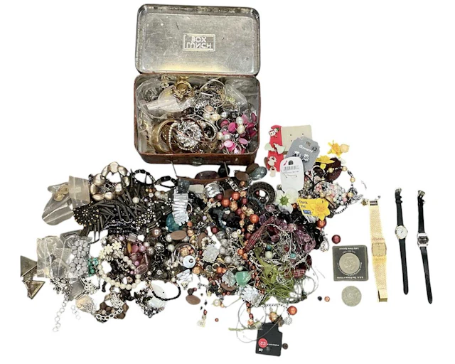 A quantity of assorted costume jewellery including beads
