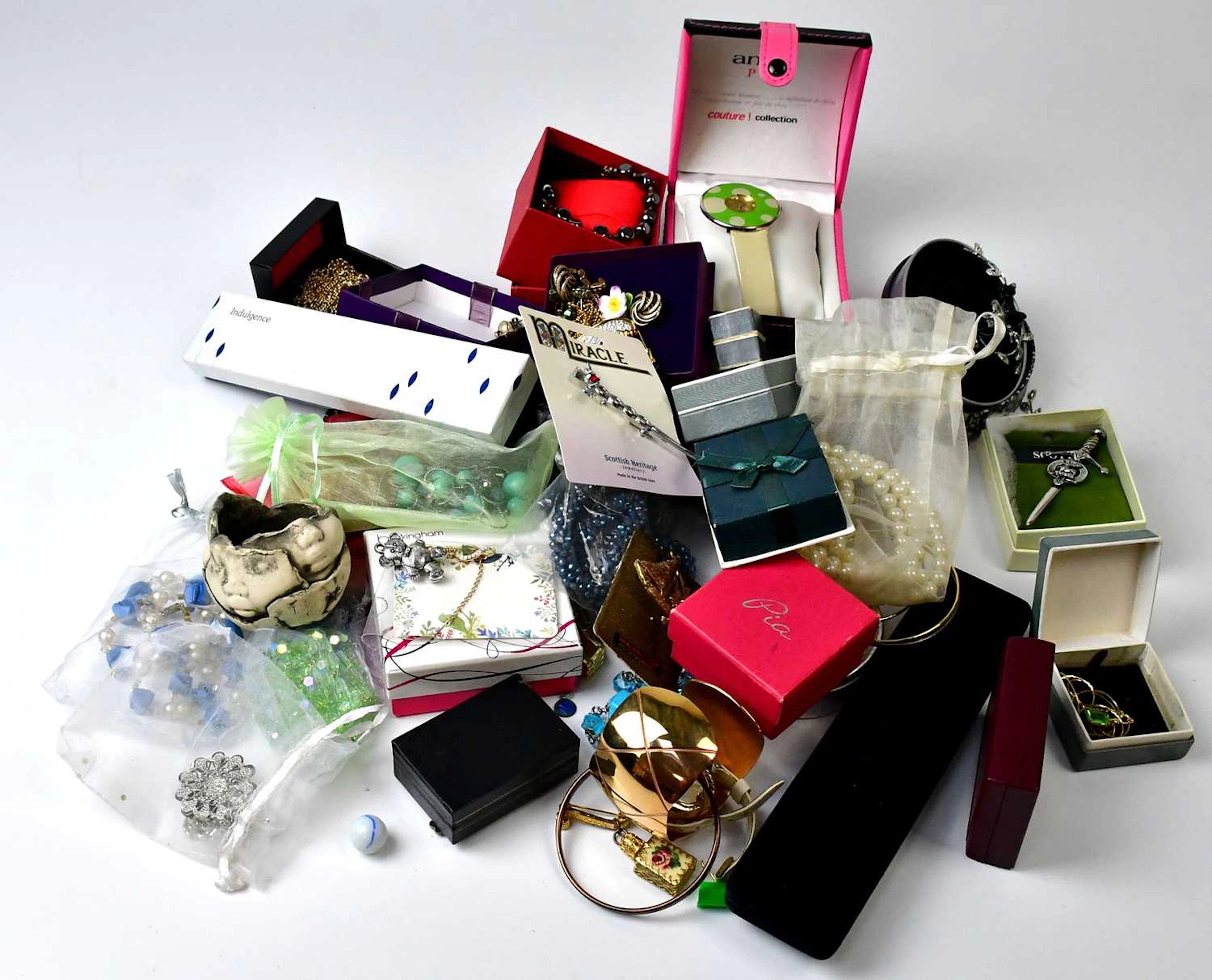 A quantity of costume jewellery