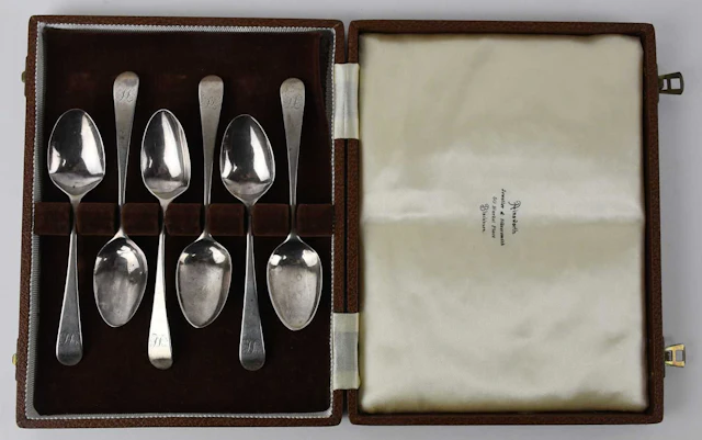 A cased set of six George III hallmarked silver Fiddle pattern teaspoons