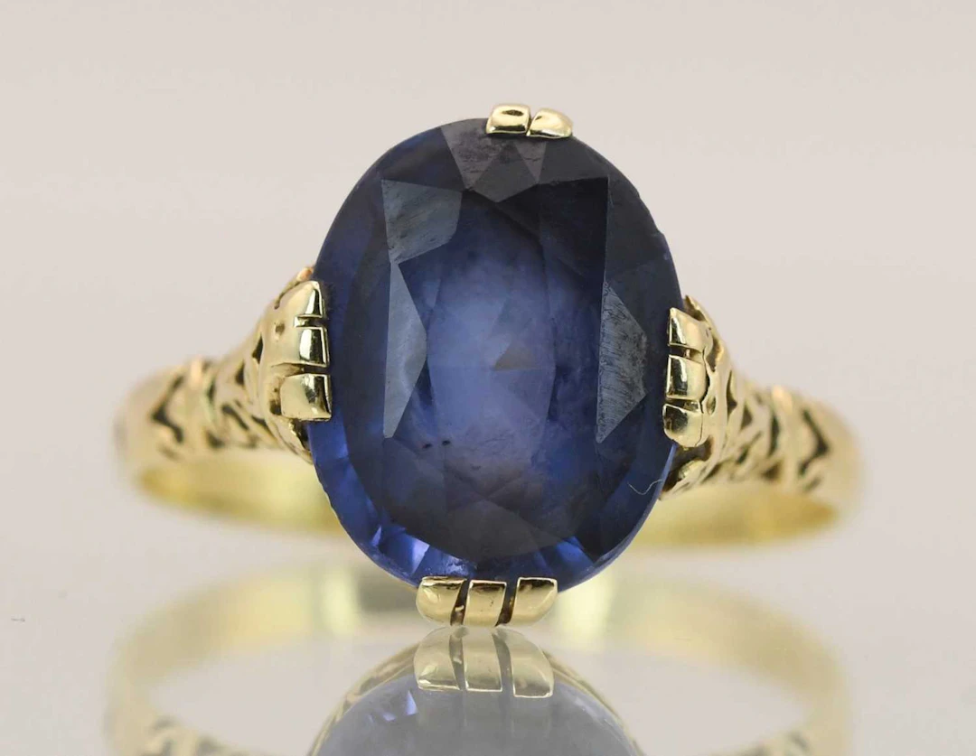 A vintage sapphire set yellow gold ring
