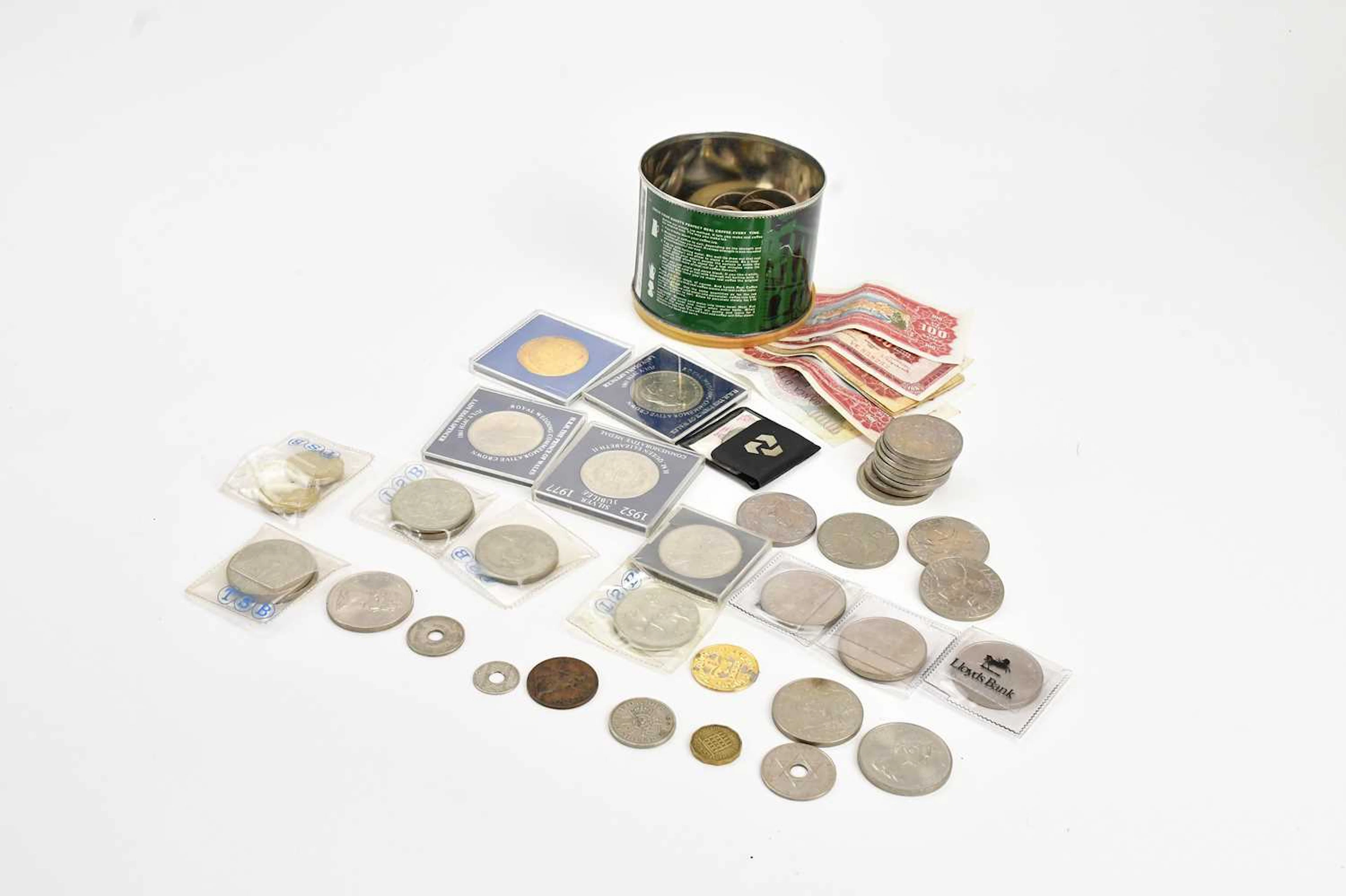 A mixed collection of coins including commemorative crowns
