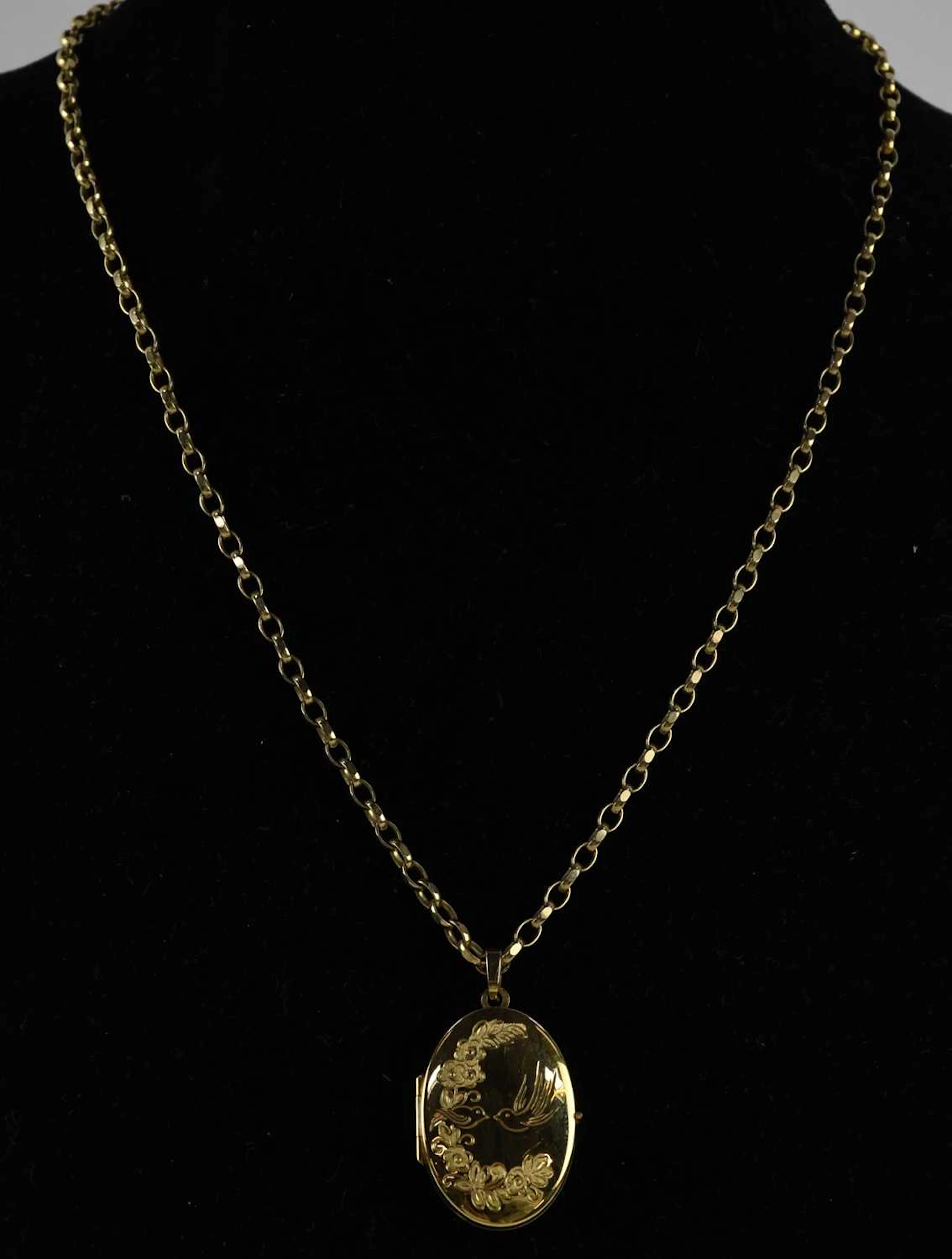 A 9ct yellow gold belcher link necklace