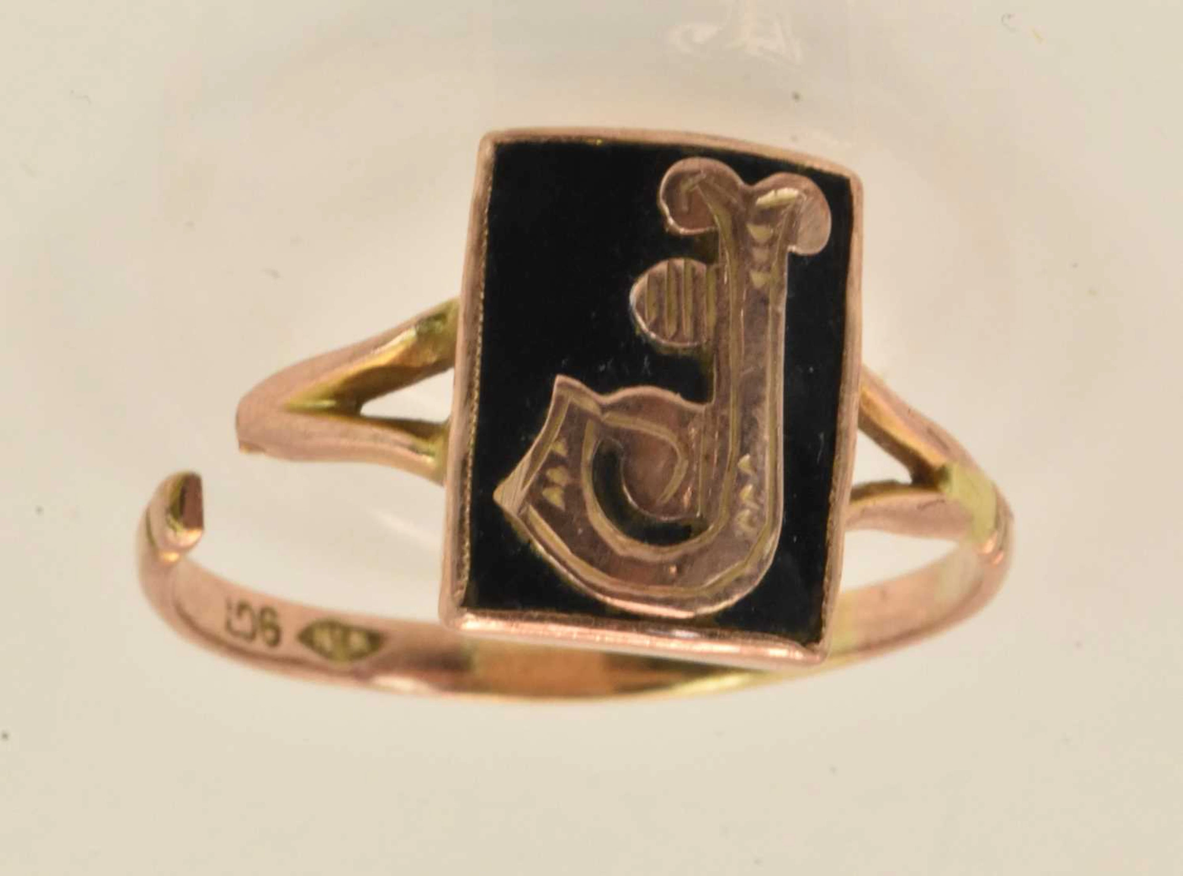 A 9ct yellow gold onyx set initial ring