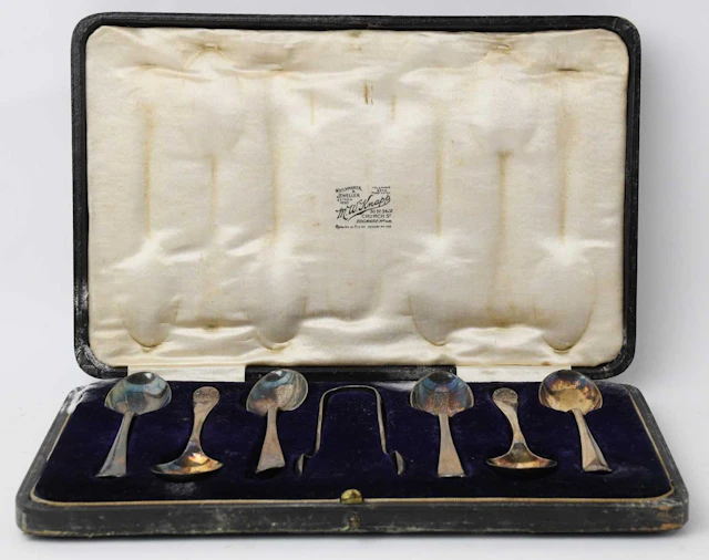 MAPPIN & WEBB LTD; a cased set of six Edward VII hallmarked silver teaspoons