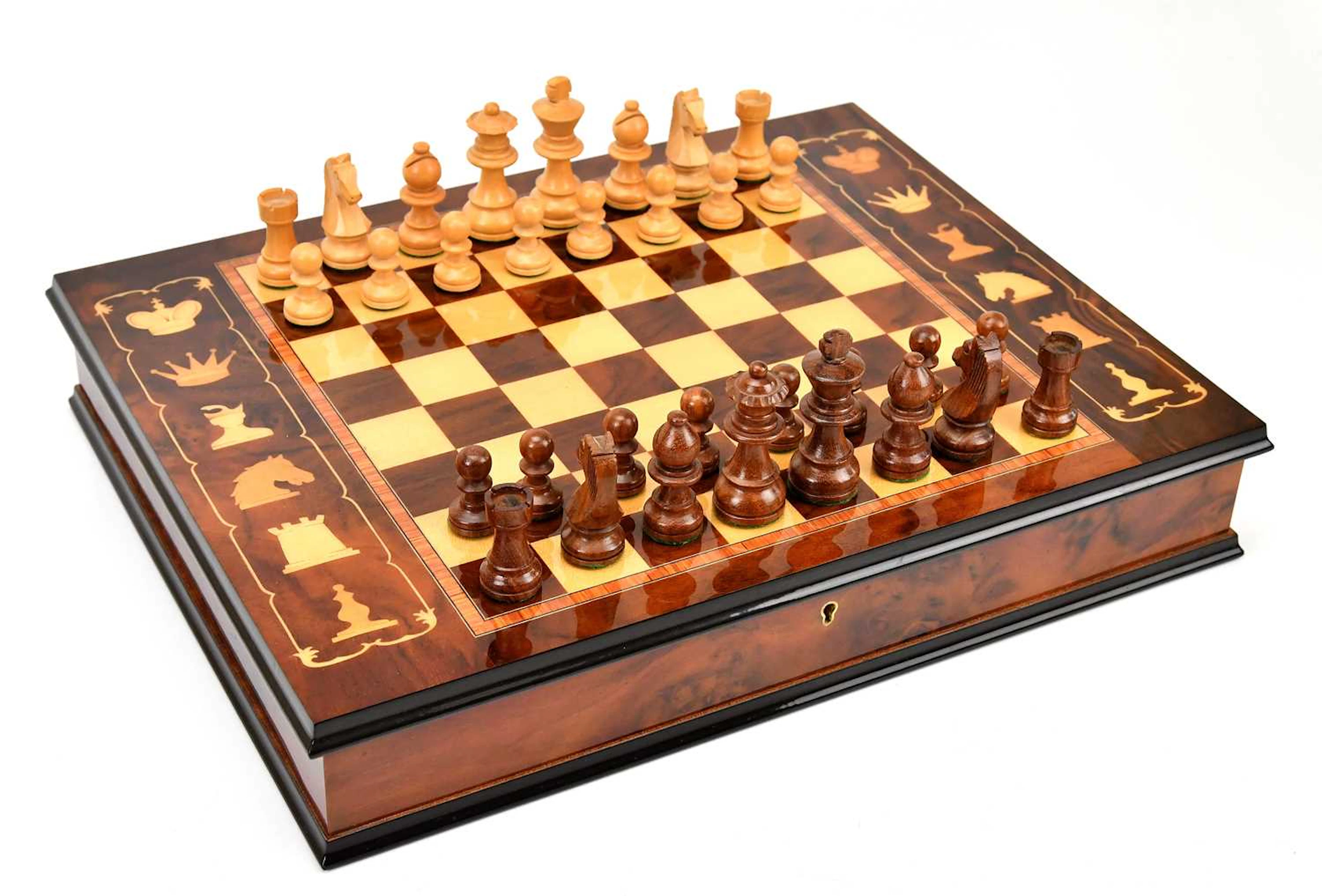 GIGLIO; an Italian turned and carved wood chess set