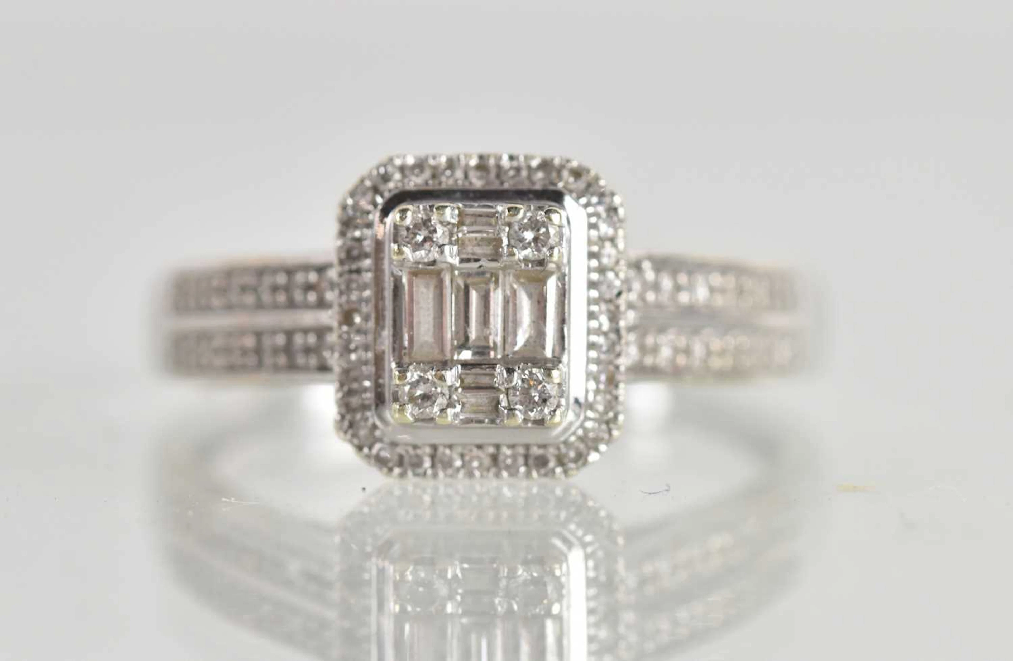 A modern 9ct white gold ring