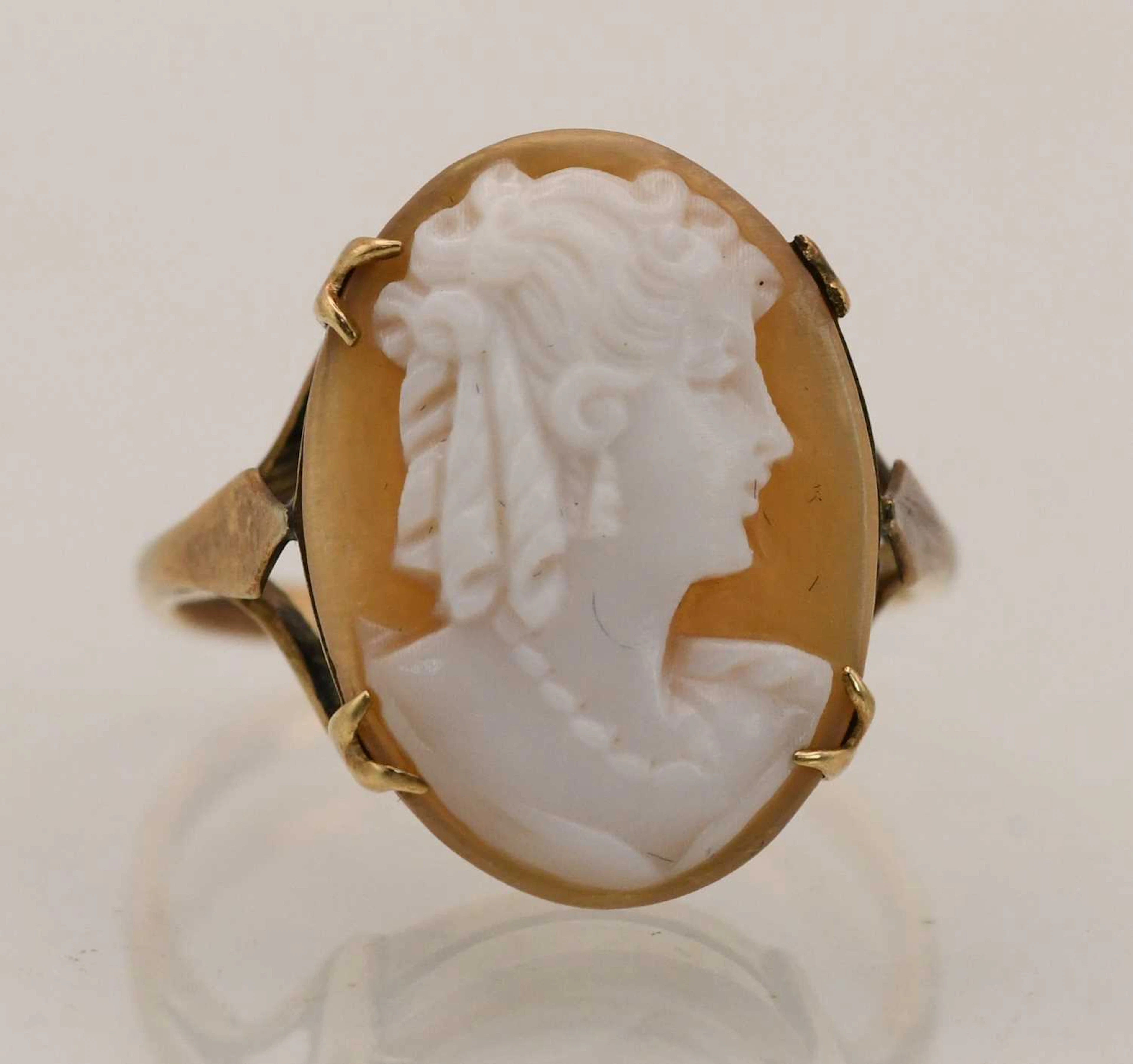 A 9ct rose gold cameo set ring
