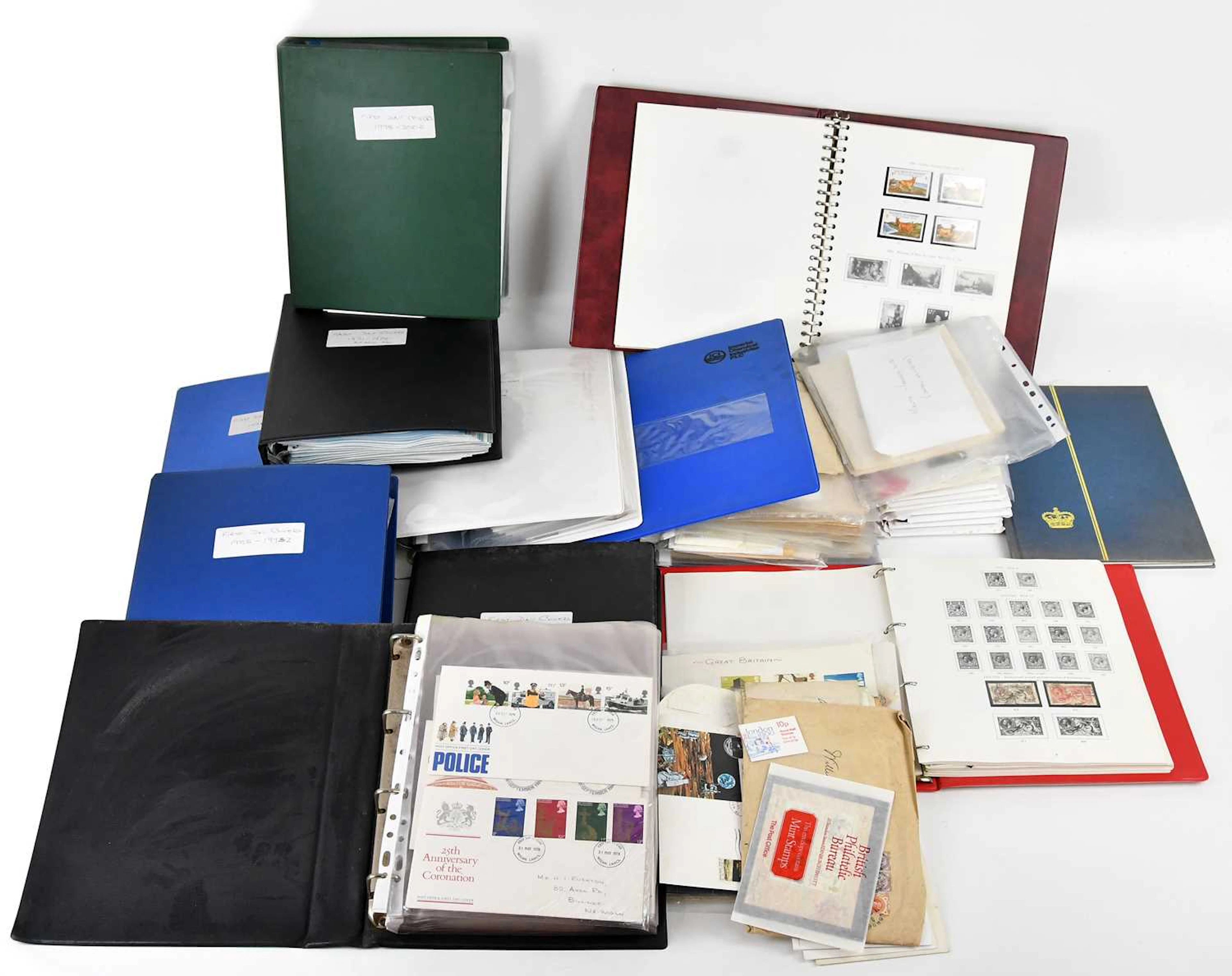 GREAT BRITAIN; 1990-2002 mint issues in envelopes and packets