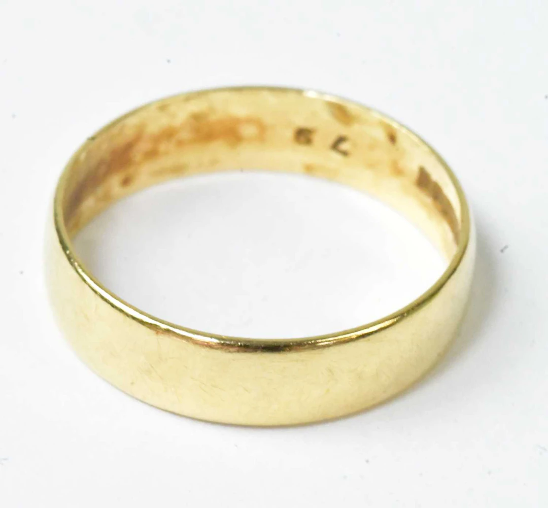 An 18ct yellow gold wedding band