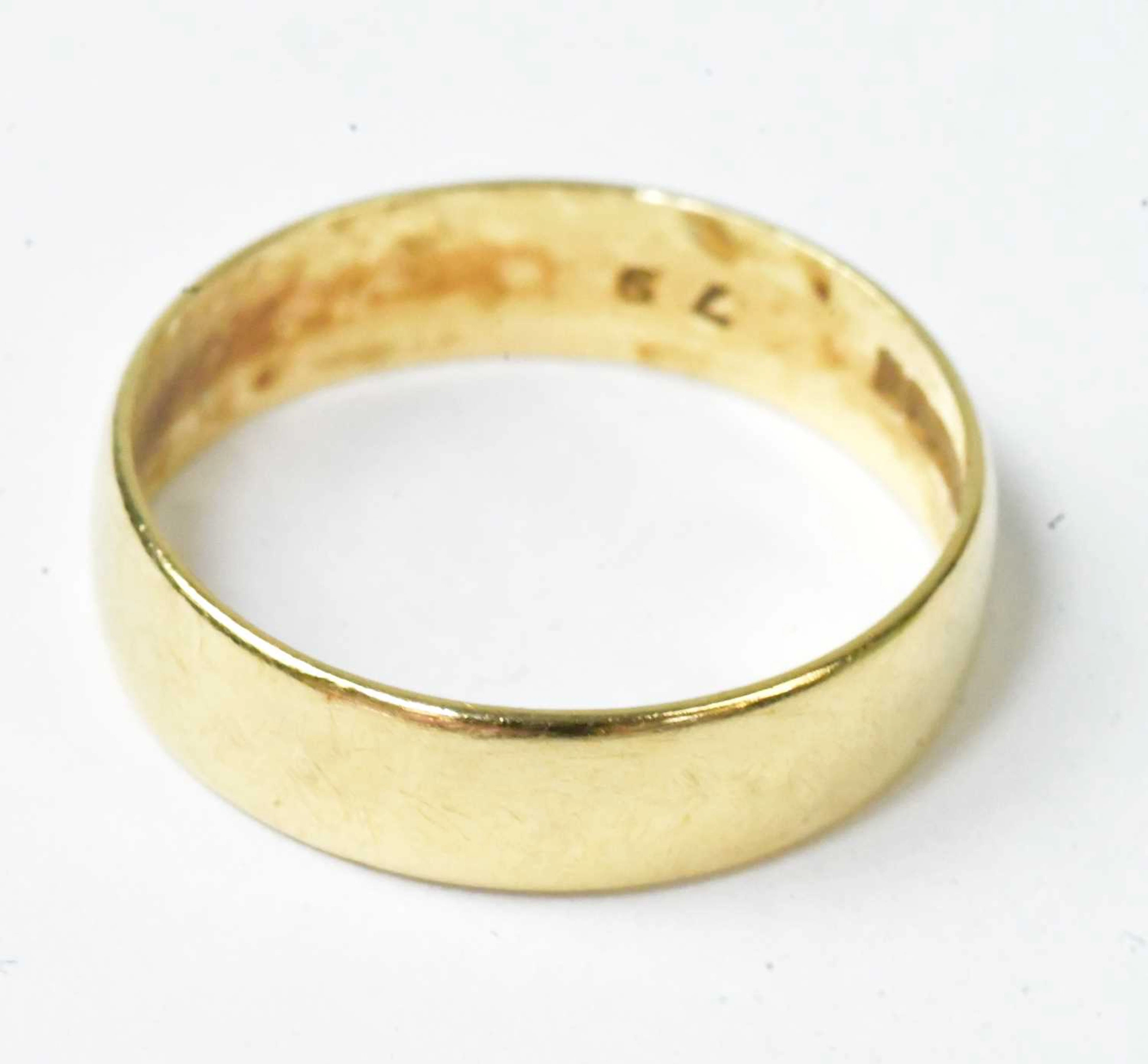 An 18ct yellow gold wedding band