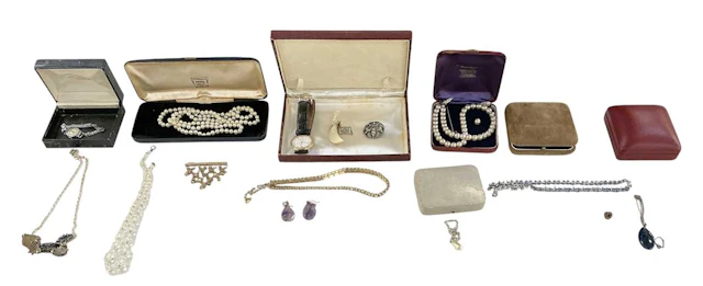 A small quantity of assorted costume jewellery including simulated pearls