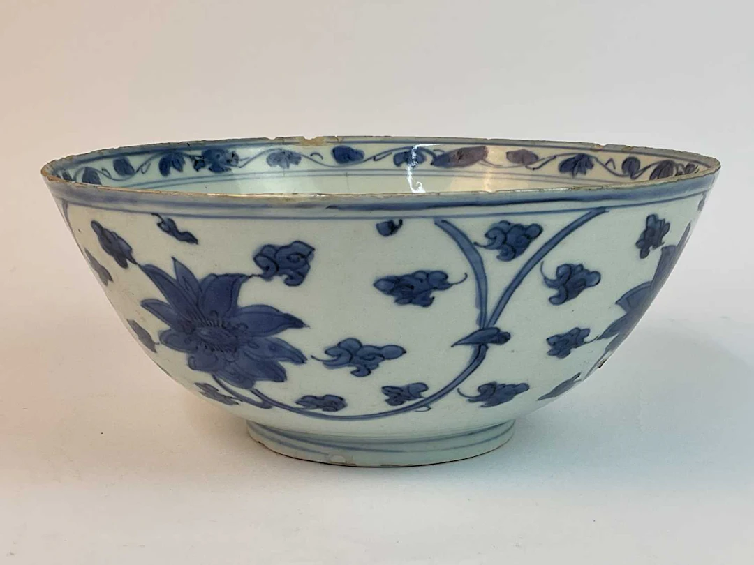 A Chinese blue and white porcelain footed bowl decorated...