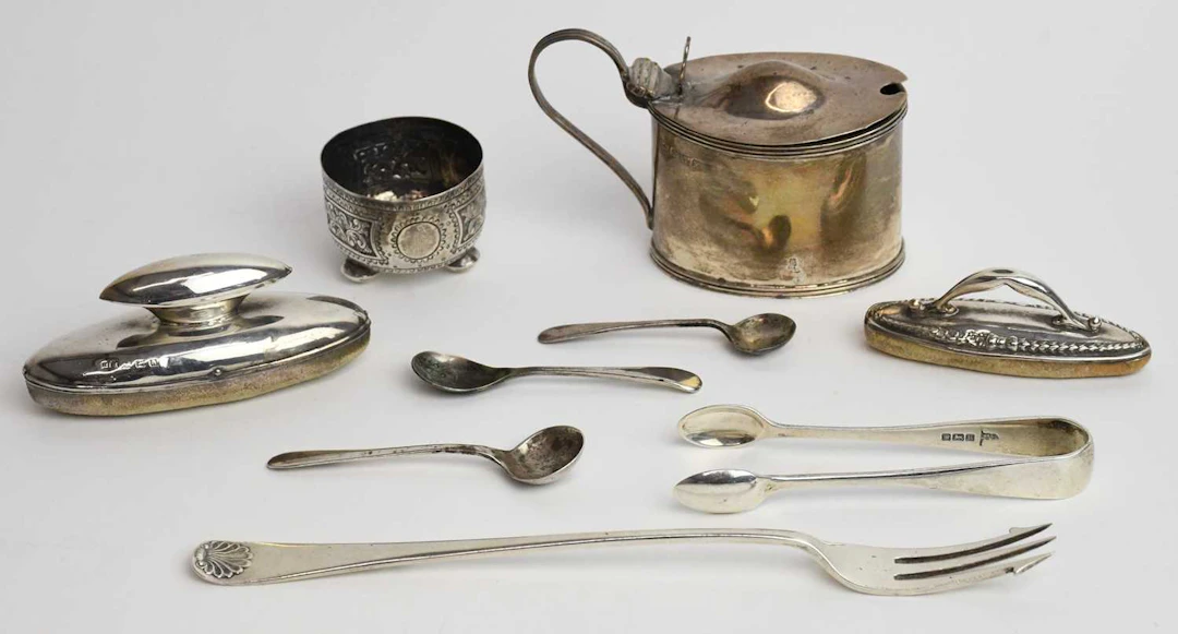 An Edward VII hallmarked silver lidded mustard pot