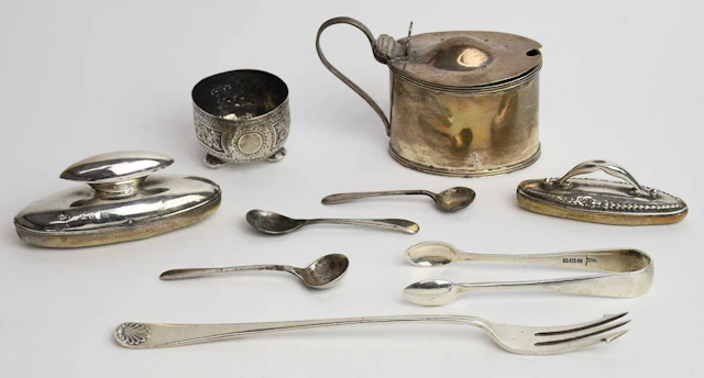 An Edward VII hallmarked silver lidded mustard pot