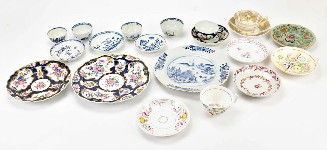WORCESTER; two 18th century cabinet plates with scalloped edge