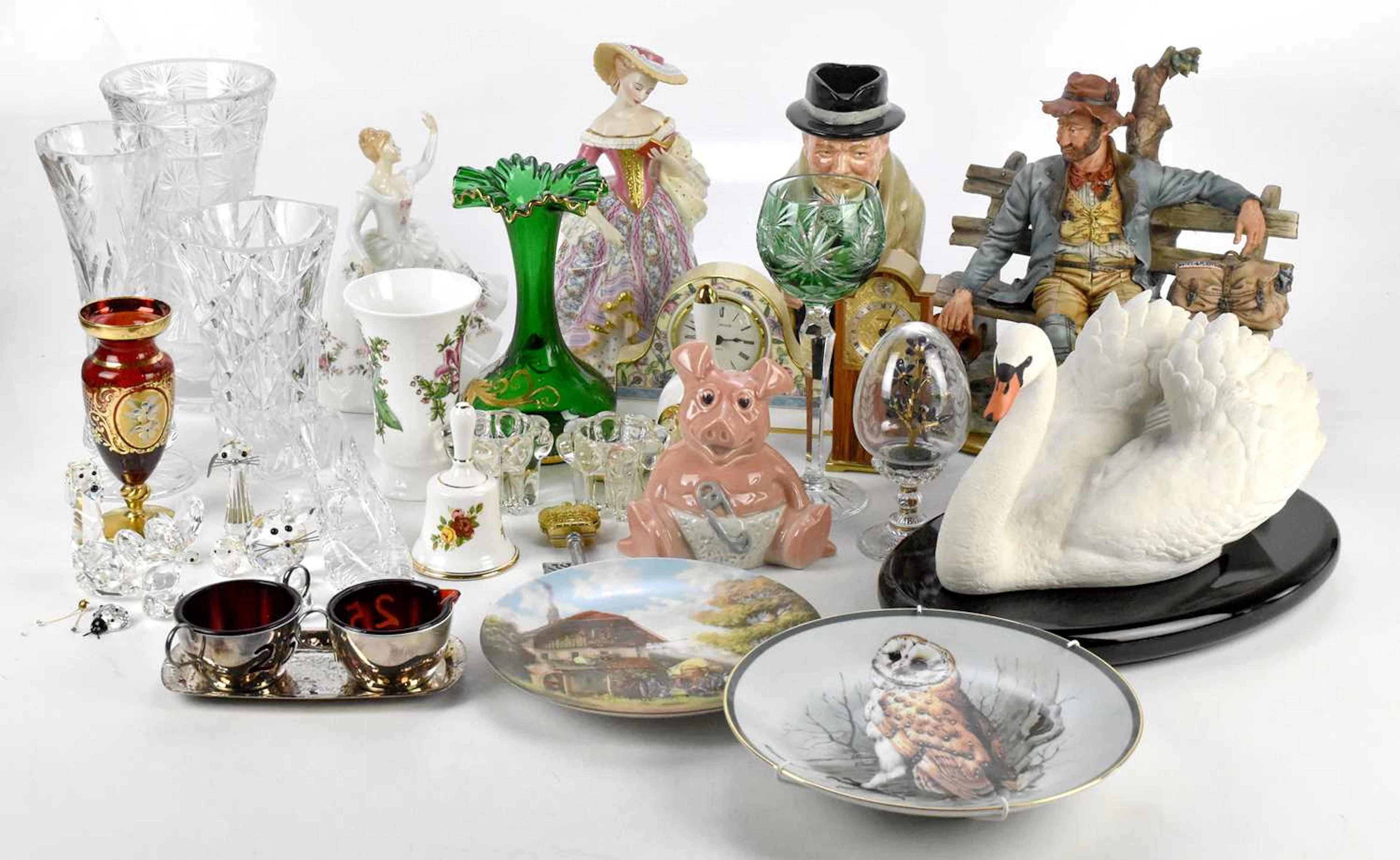 A collection of decorative ceramics and glass including cabinet plates