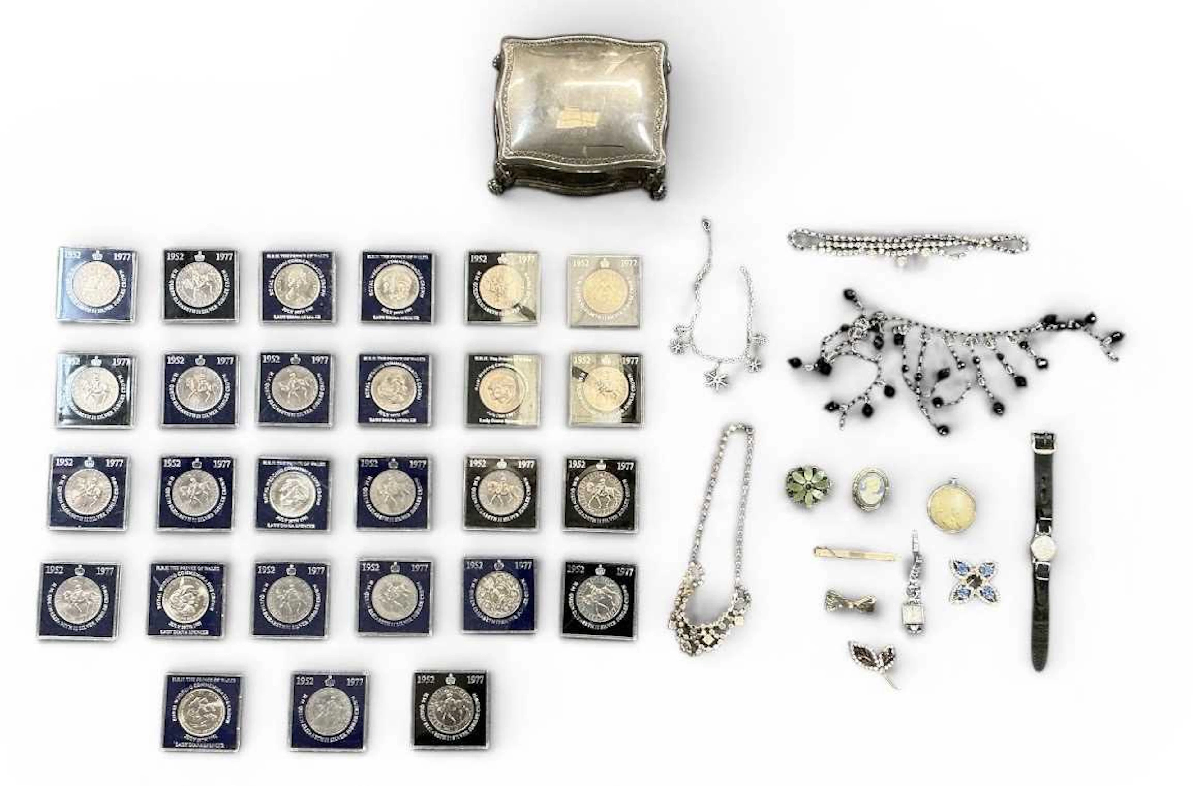 A small quantity of assorted costume jewellery including brooches