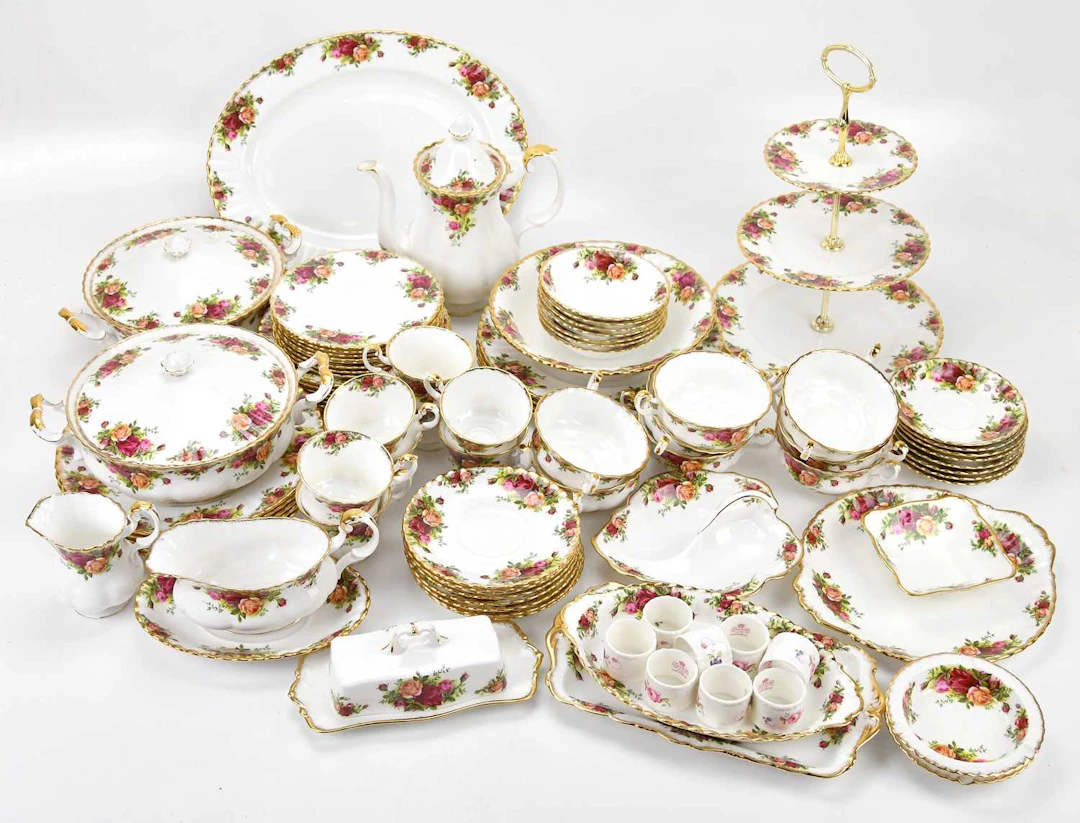 ROYAL ALBERT; an 'Old Country Roses' pattern part tea/dinner service