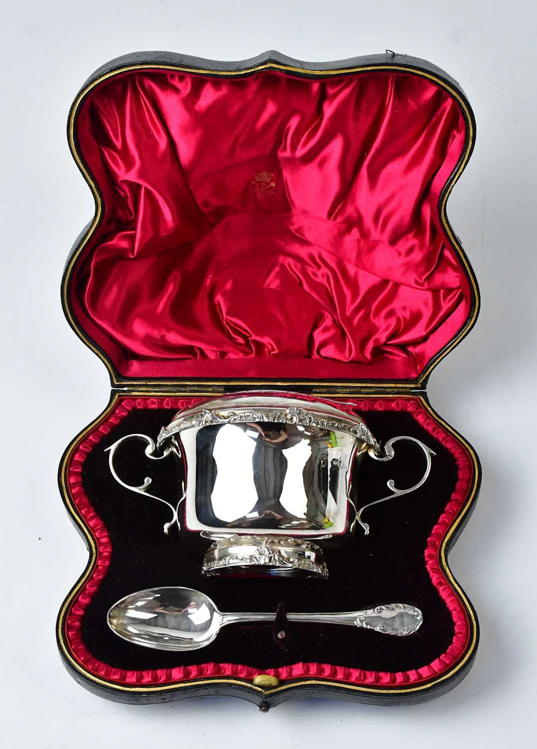 JOSIAH WILLIAMS & CO; an Edward VII hallmarked silver porringer
