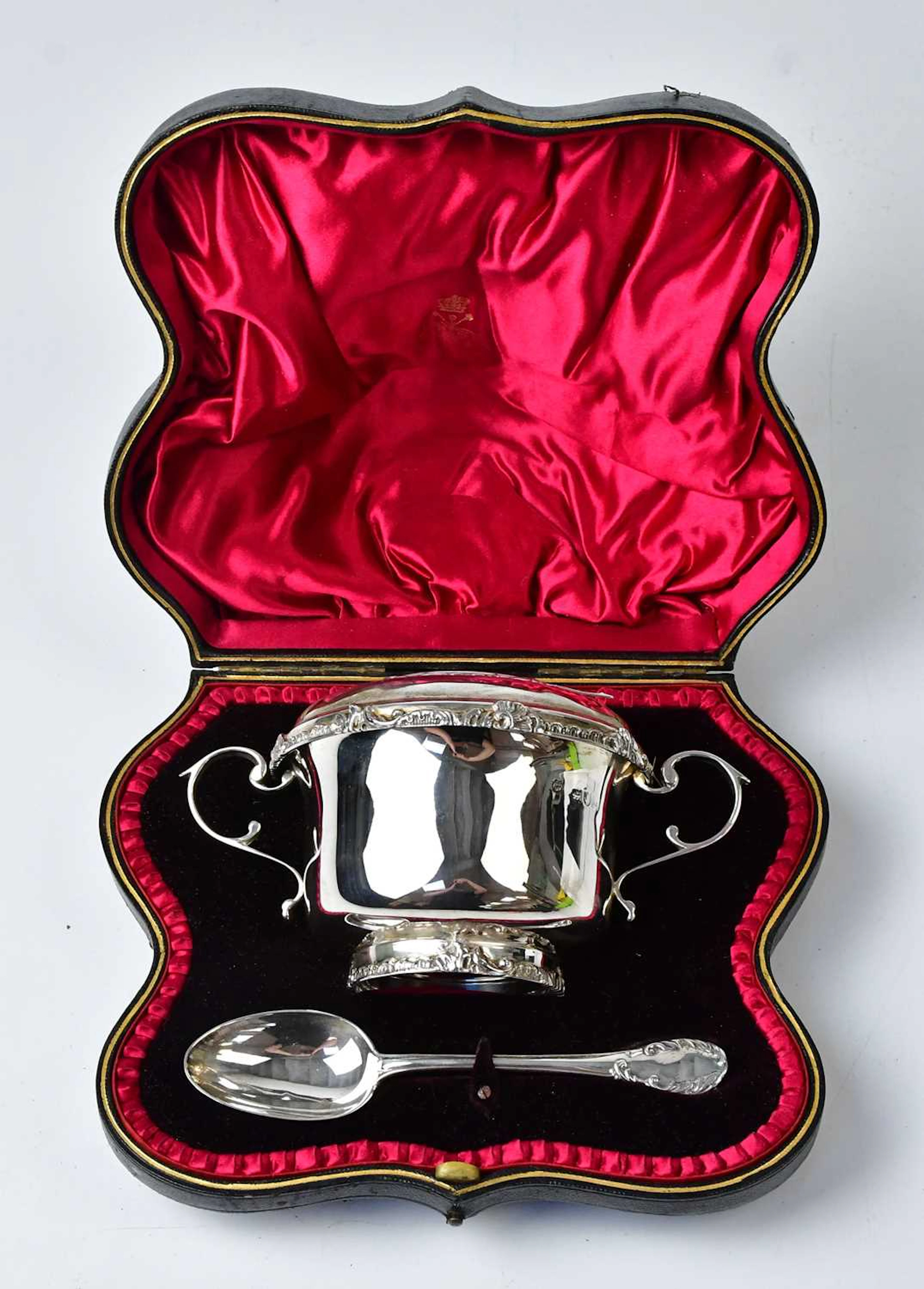 JOSIAH WILLIAMS & CO; an Edward VII hallmarked silver porringer