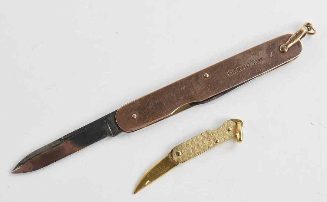 A 9ct yellow gold charm in the form of a folding knife