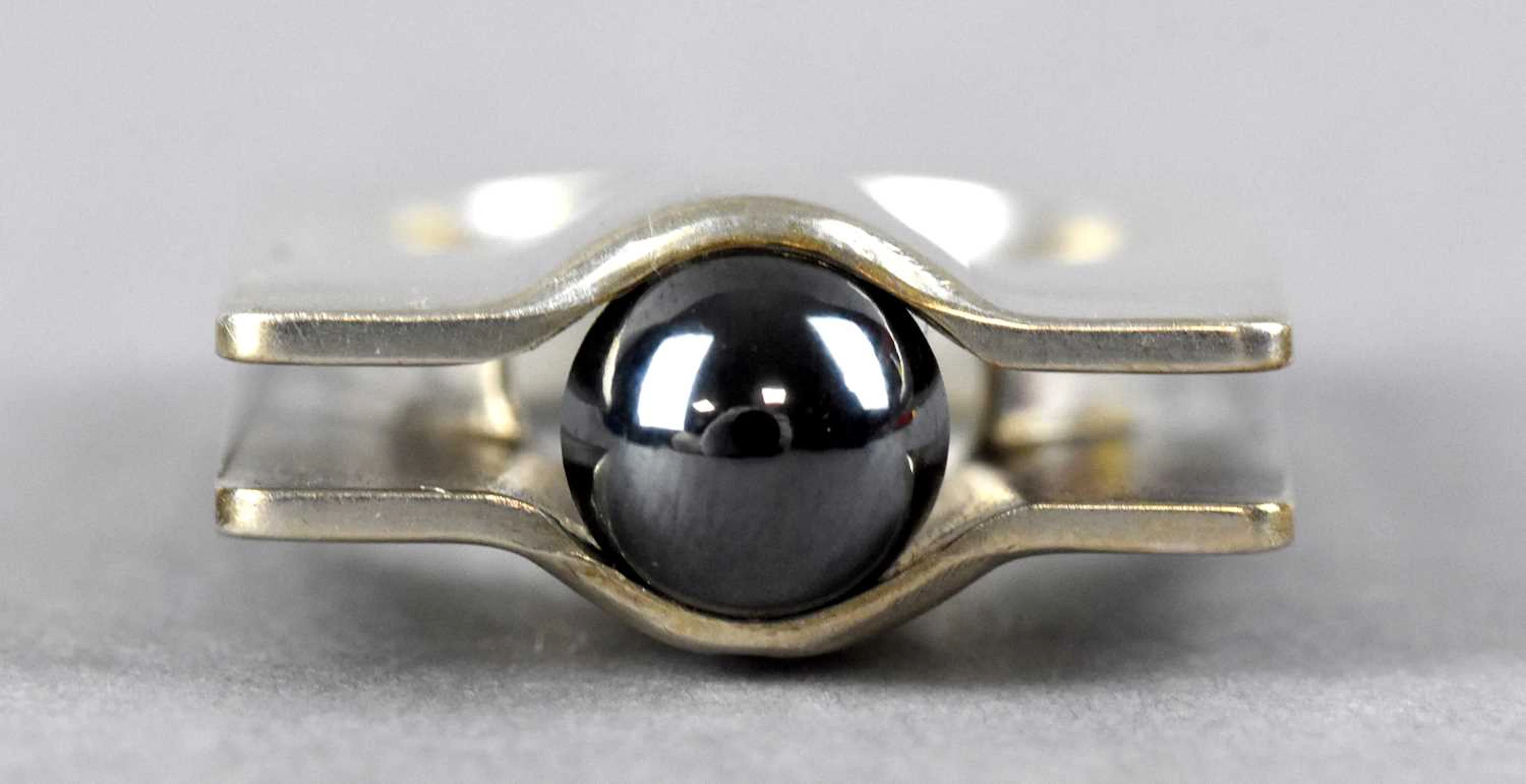 DON PORRITT (born 1933); an Elizabeth II hallmarked silver ring