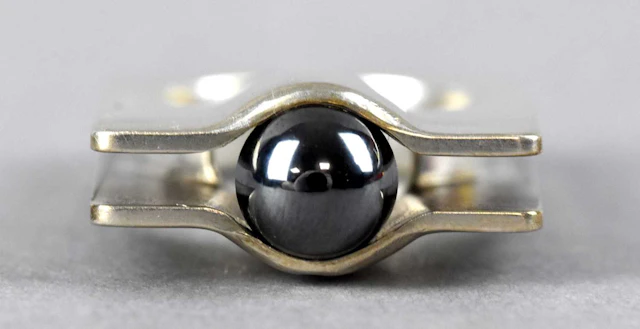 DON PORRITT (born 1933); an Elizabeth II hallmarked silver ring