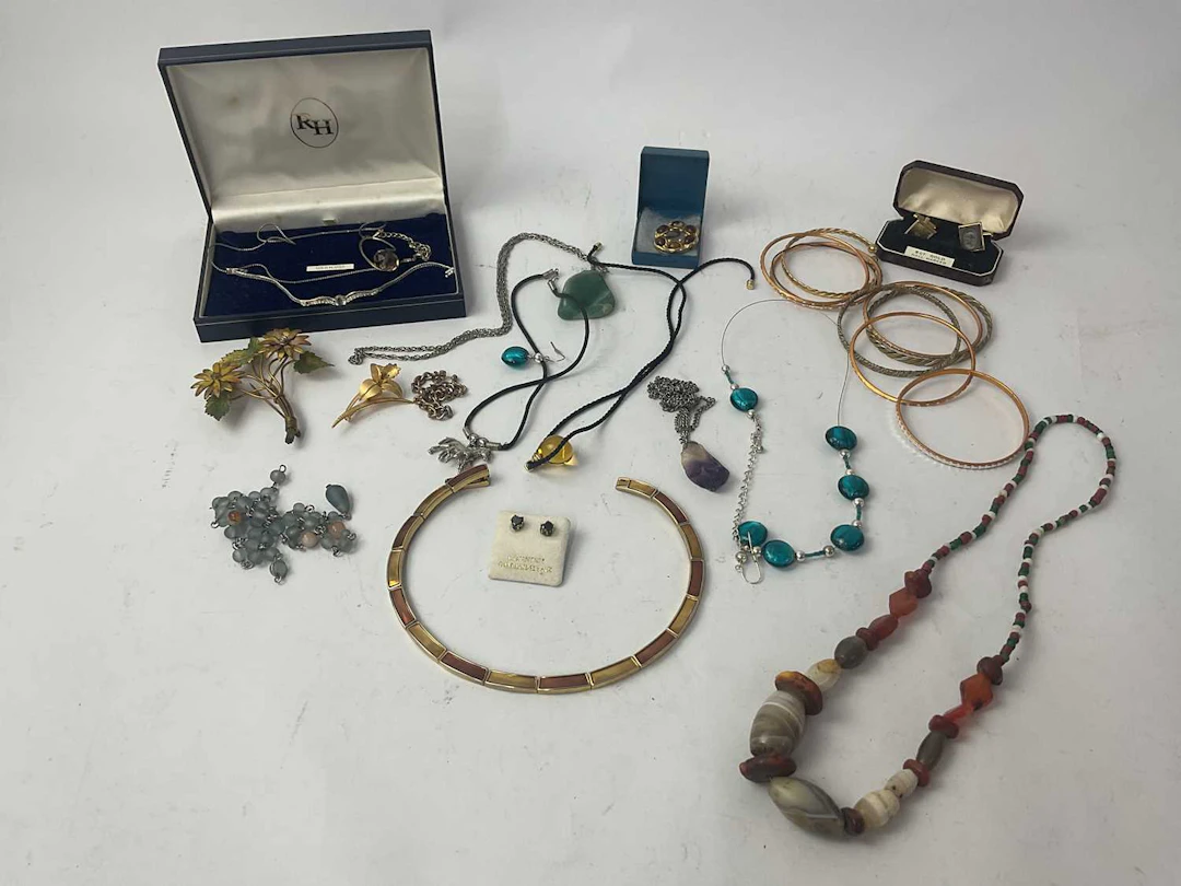 A quantity of costume jewellery to include beads