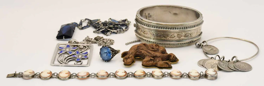 A collection of various items of silver jewellery...