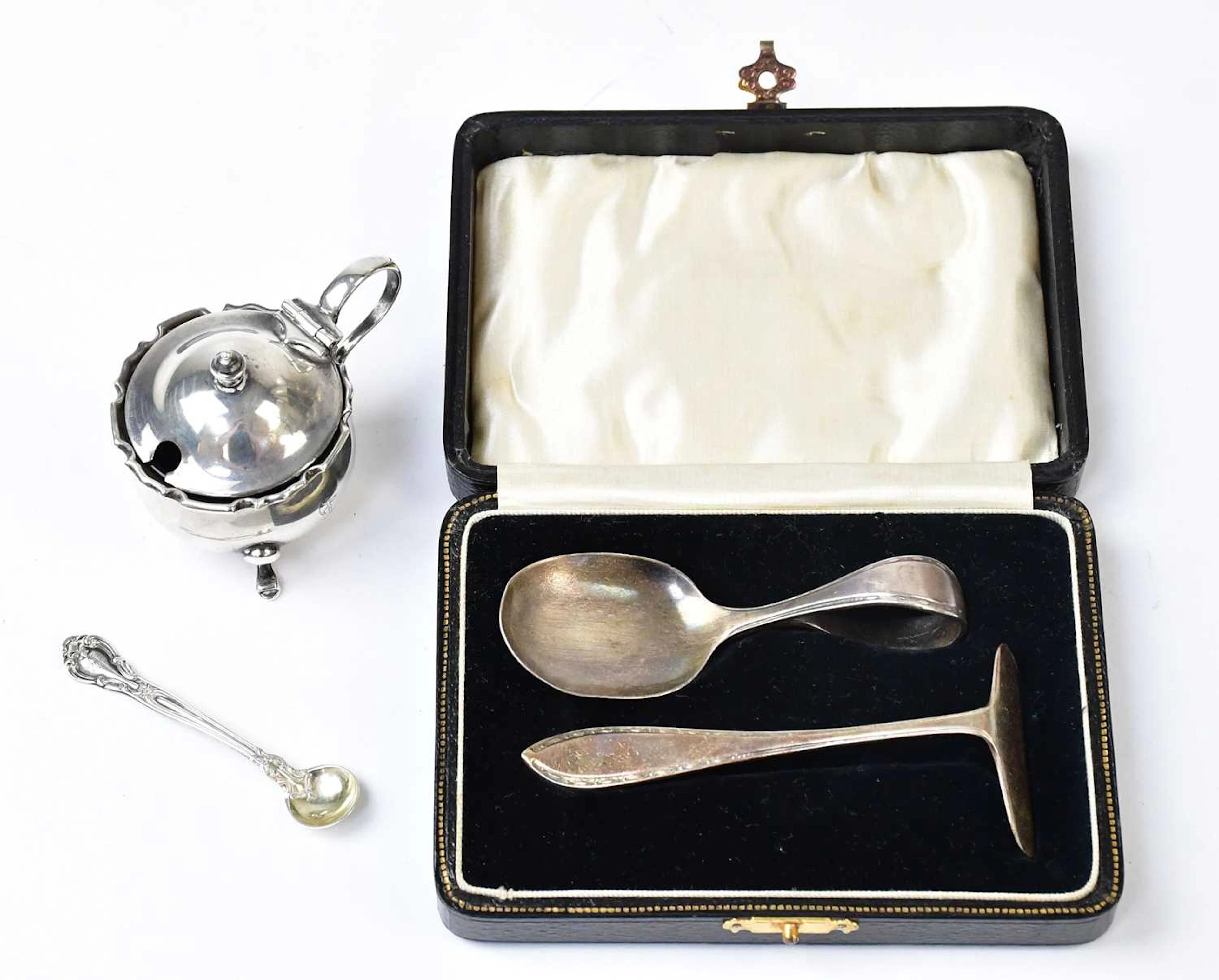 MAPPIN & WEBB; a George V hallmarked silver mustard pot with small handle