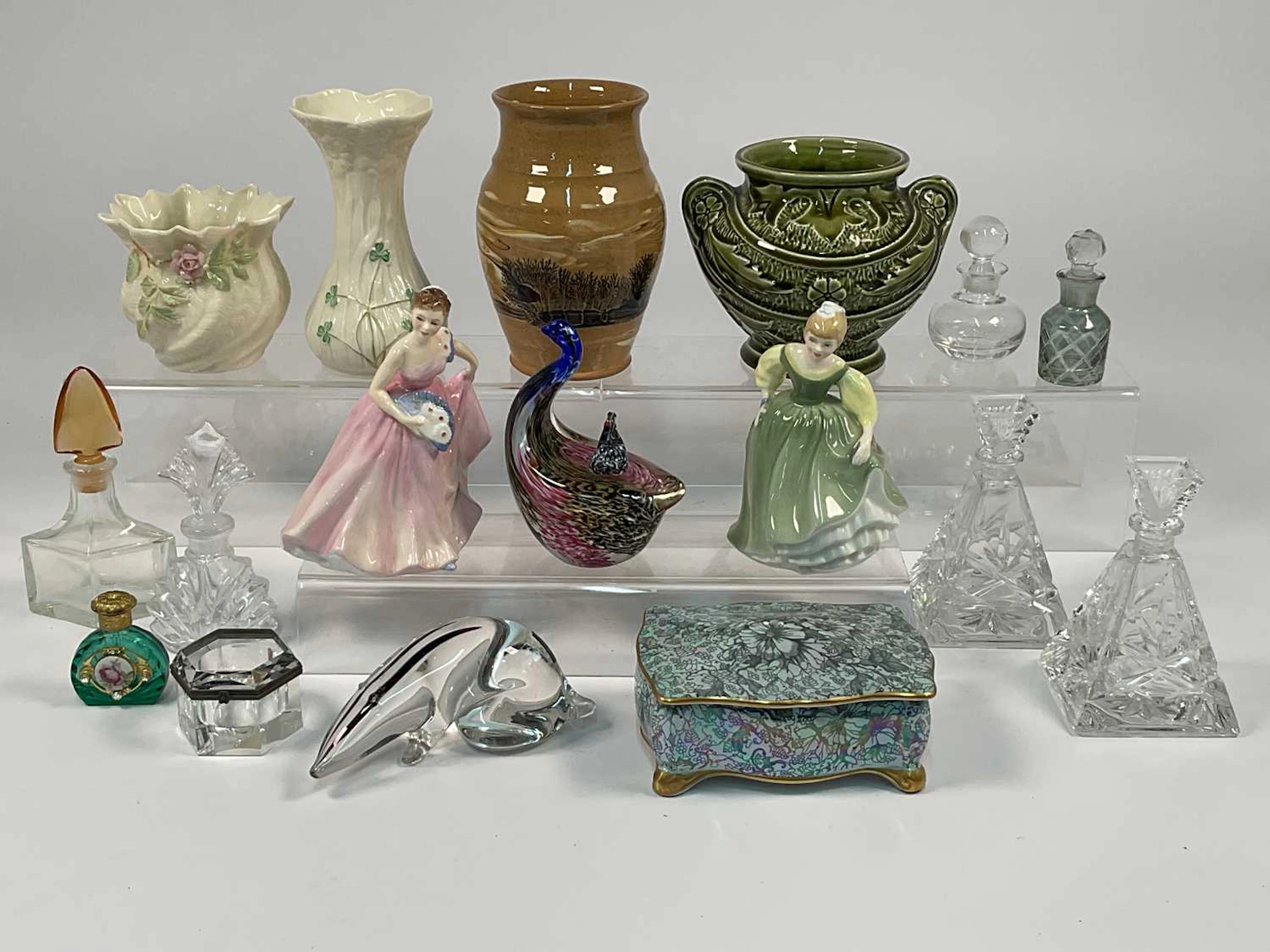 A quantity of decorative glass and ceramics