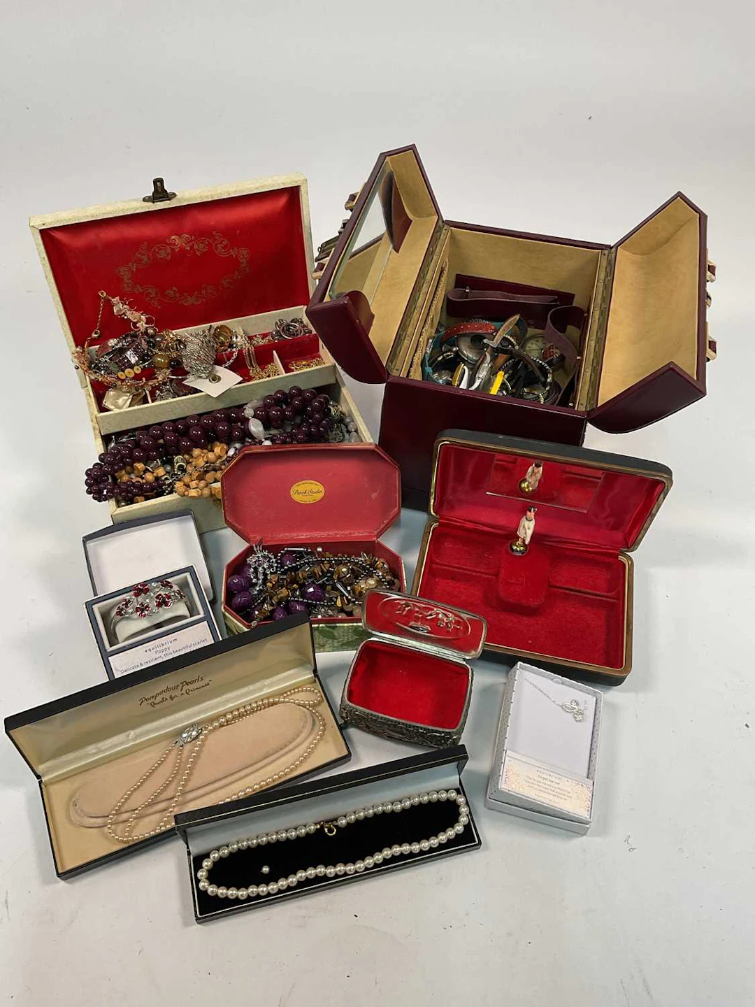 A quantity of costume jewellery
