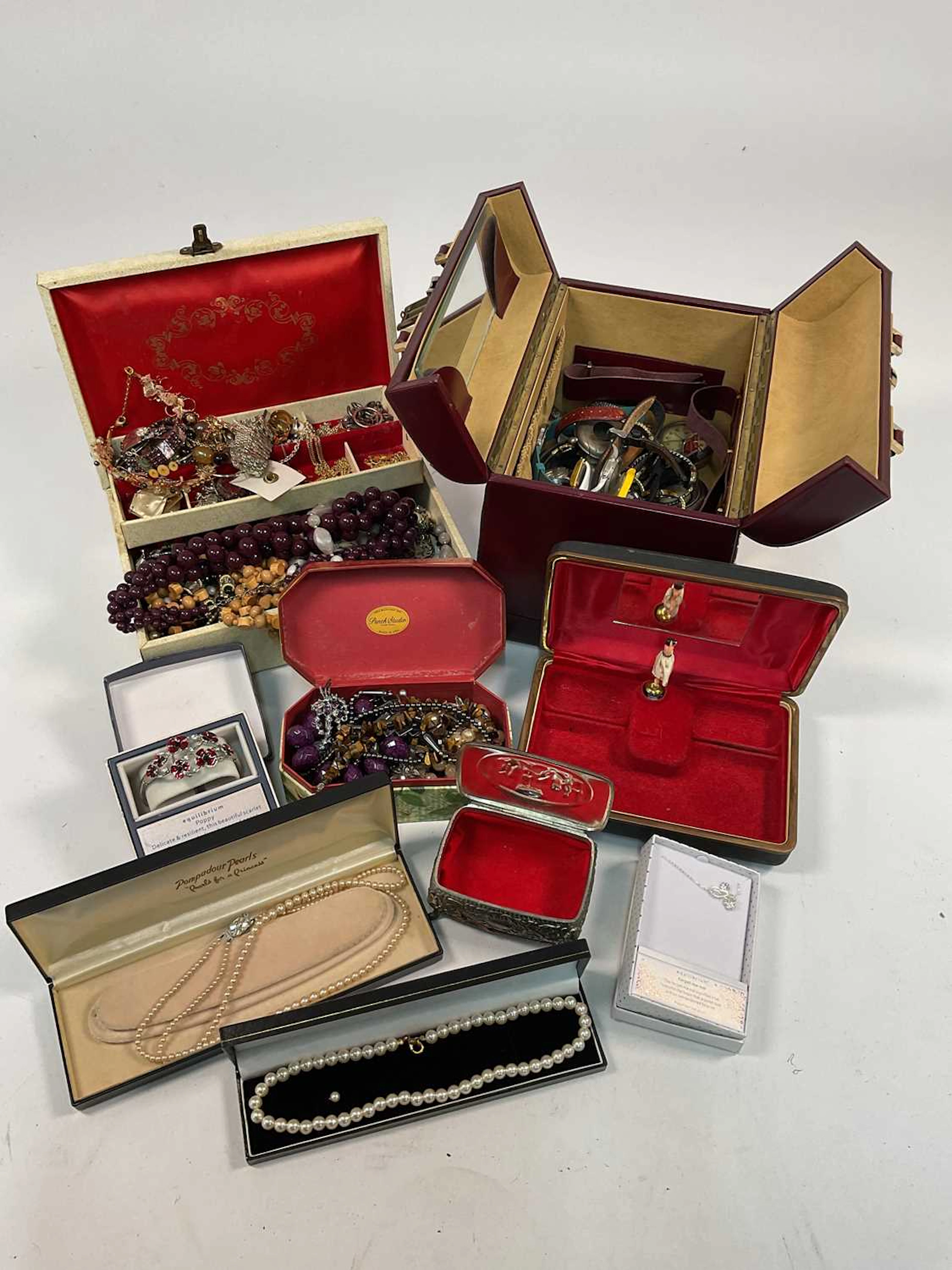 A quantity of costume jewellery