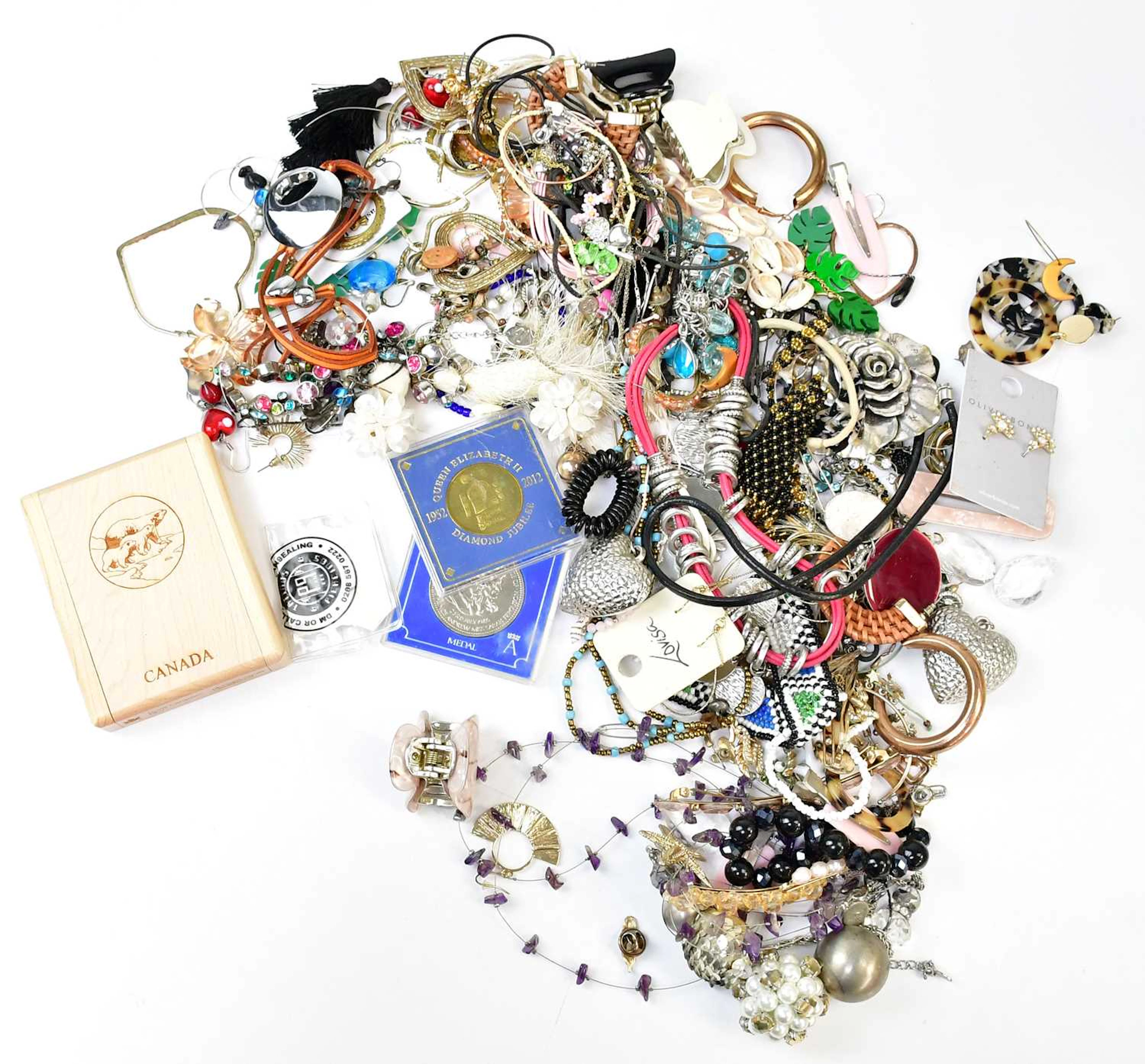 A quantity of costume jewellery to include necklaces and earrings