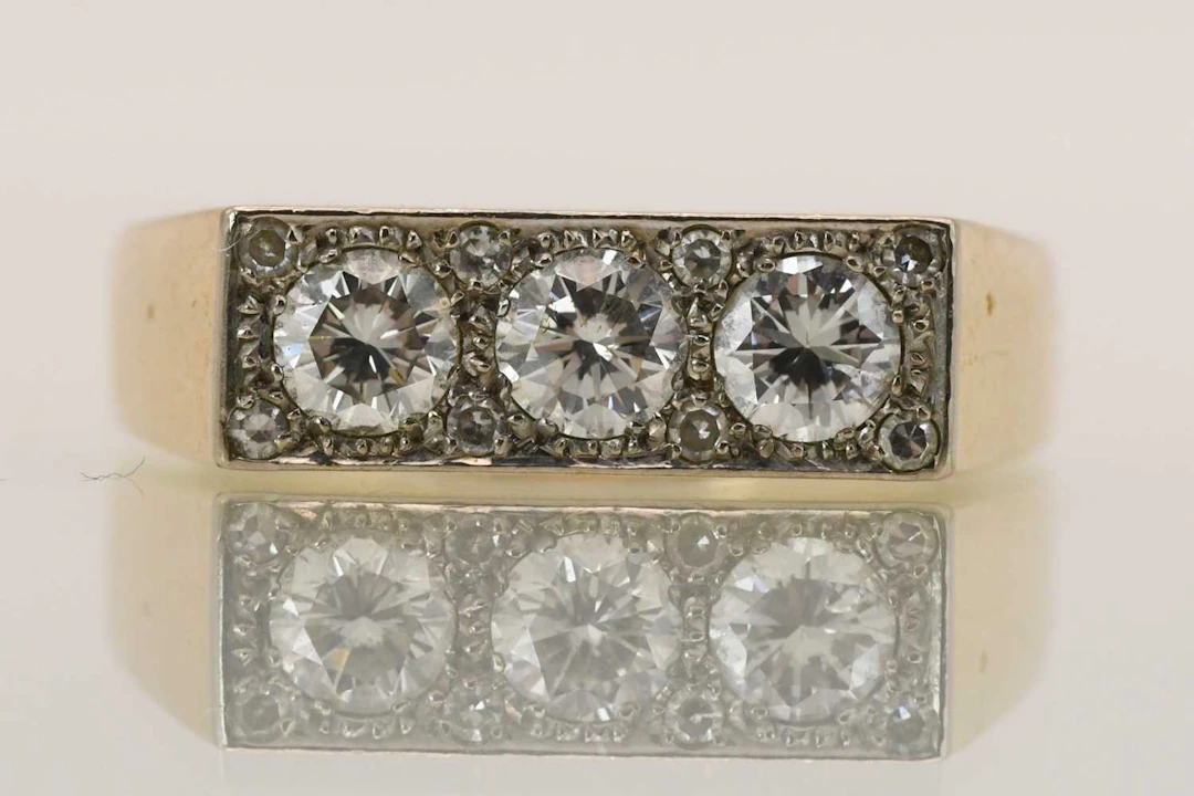 A 9ct yellow gold ring